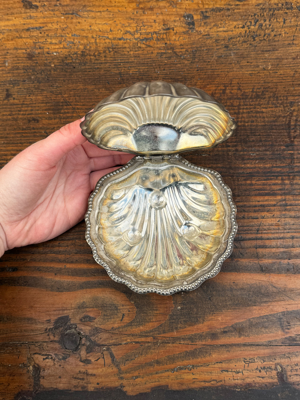 Vintage miska ve tvaru mušle s patinou