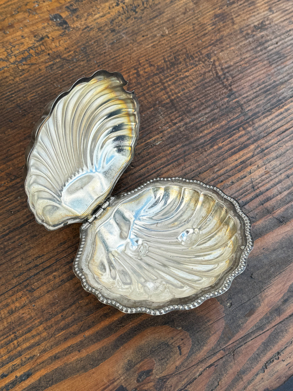 Vintage miska ve tvaru mušle s patinou