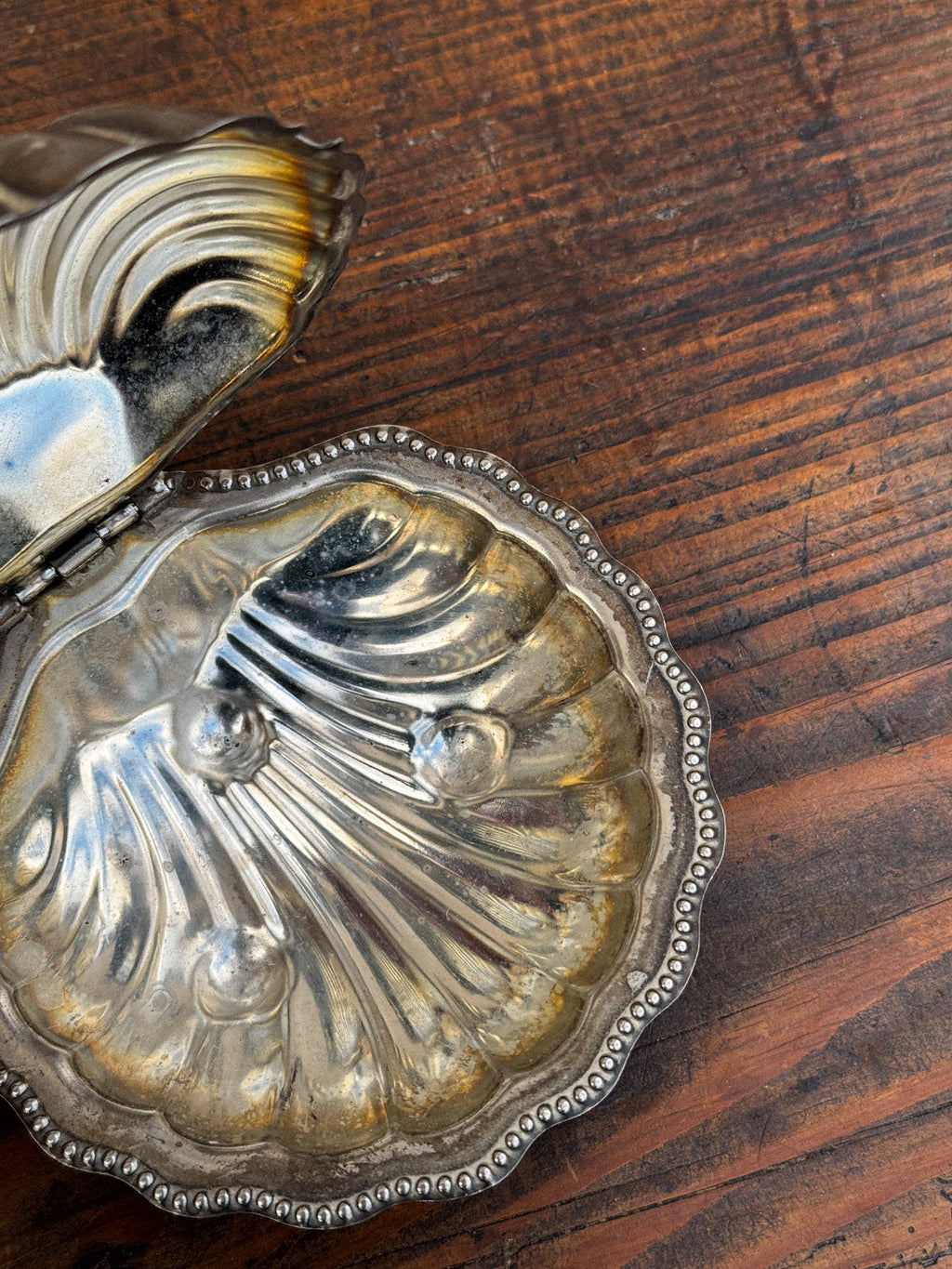 Vintage miska ve tvaru mušle s patinou