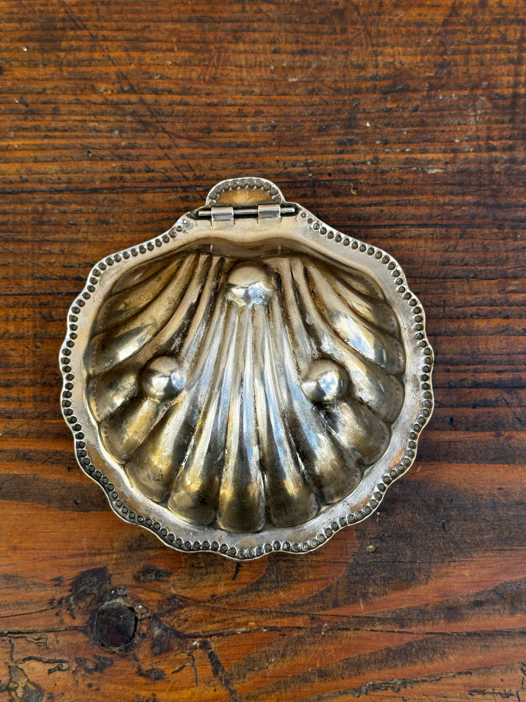 Vintage miska ve tvaru mušle s patinou