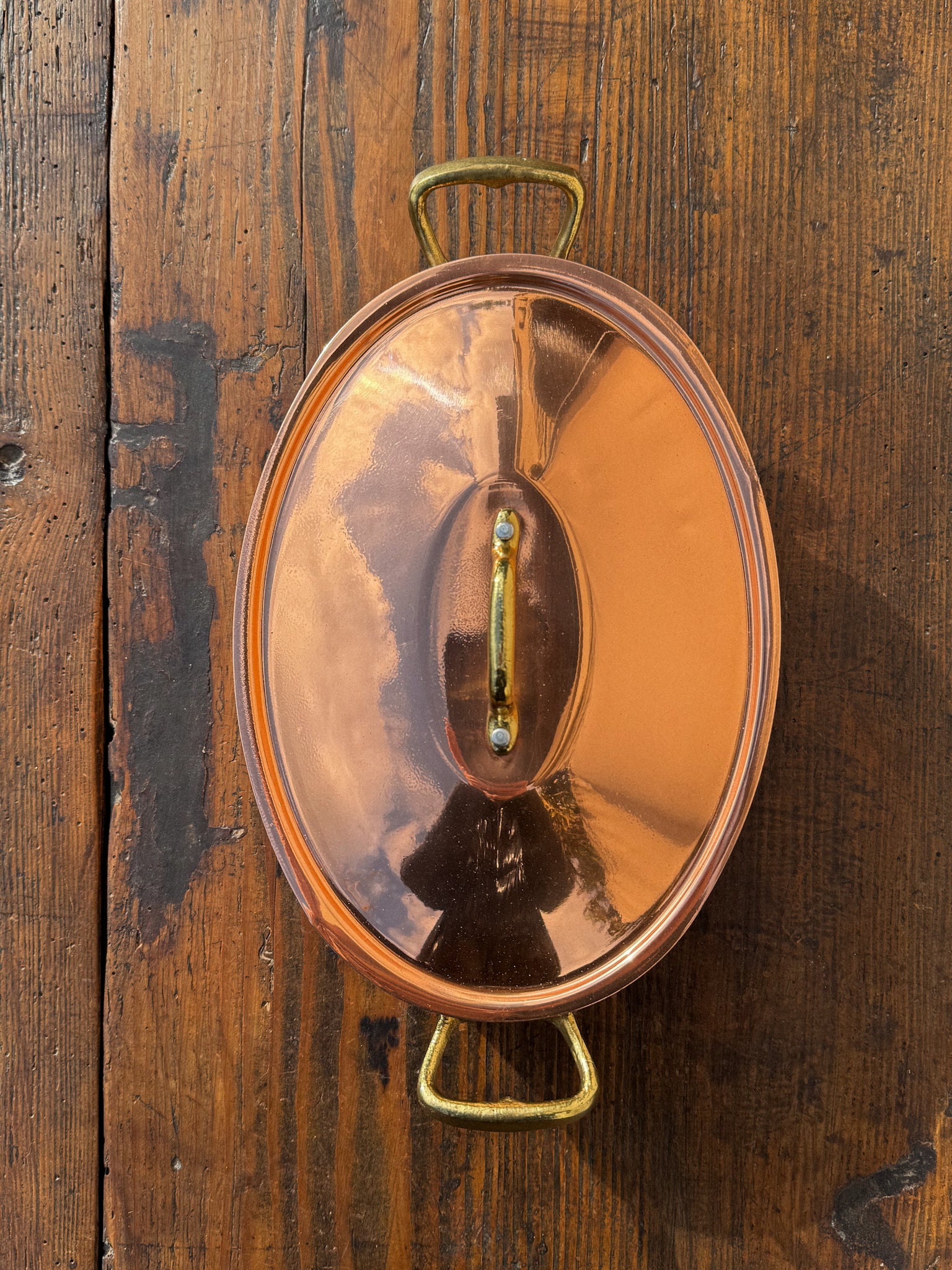 Měděný menší oválný pekáč s pokličkou a držadly