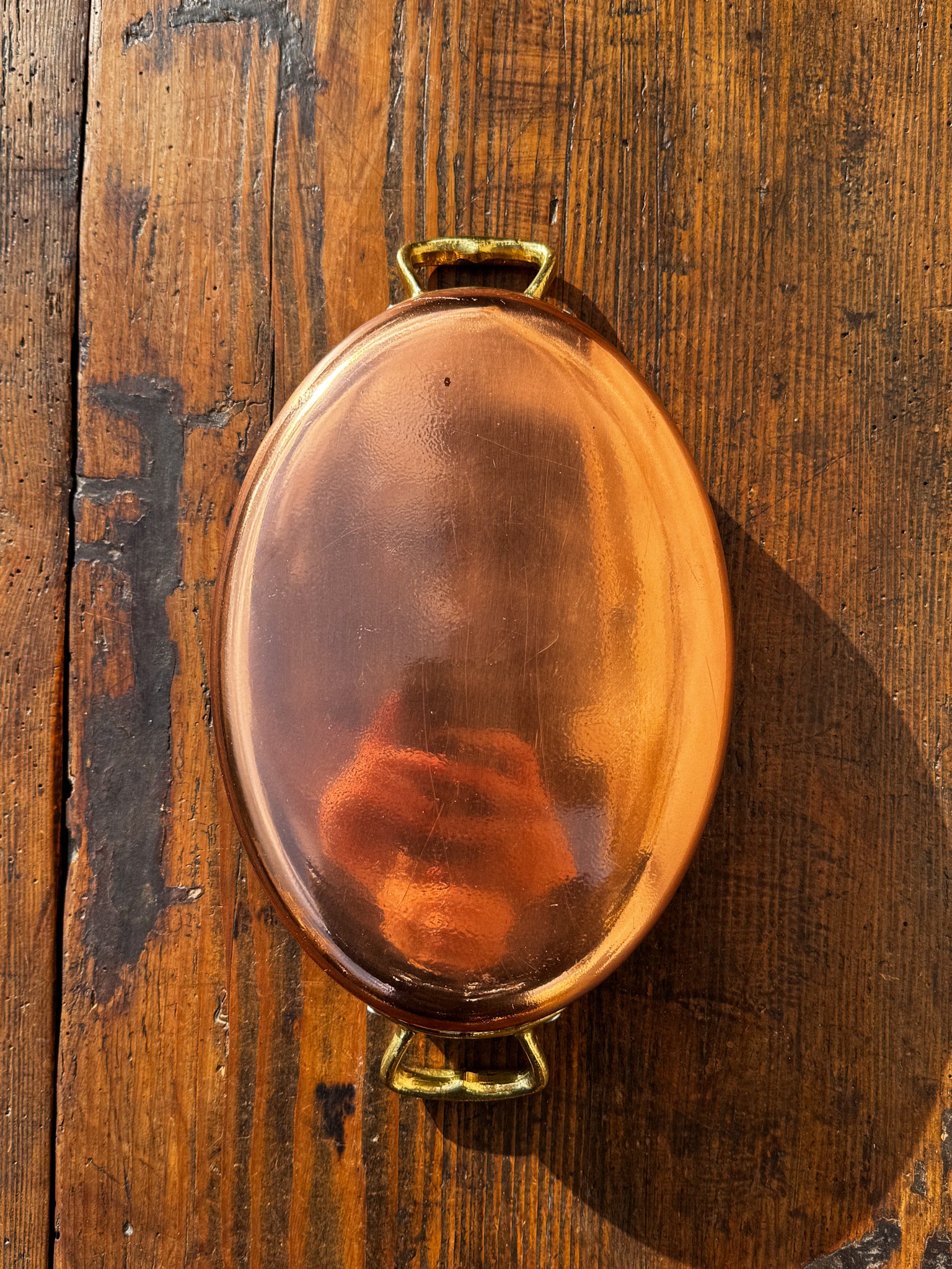 Měděný menší oválný pekáč s pokličkou a držadly