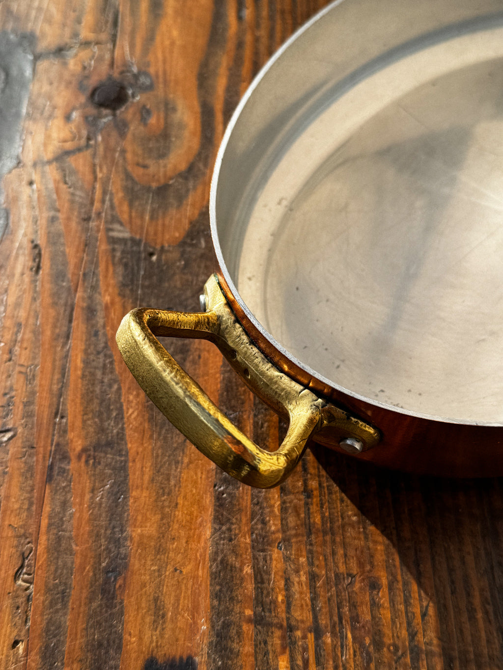 Měděný menší oválný pekáč s pokličkou a držadly