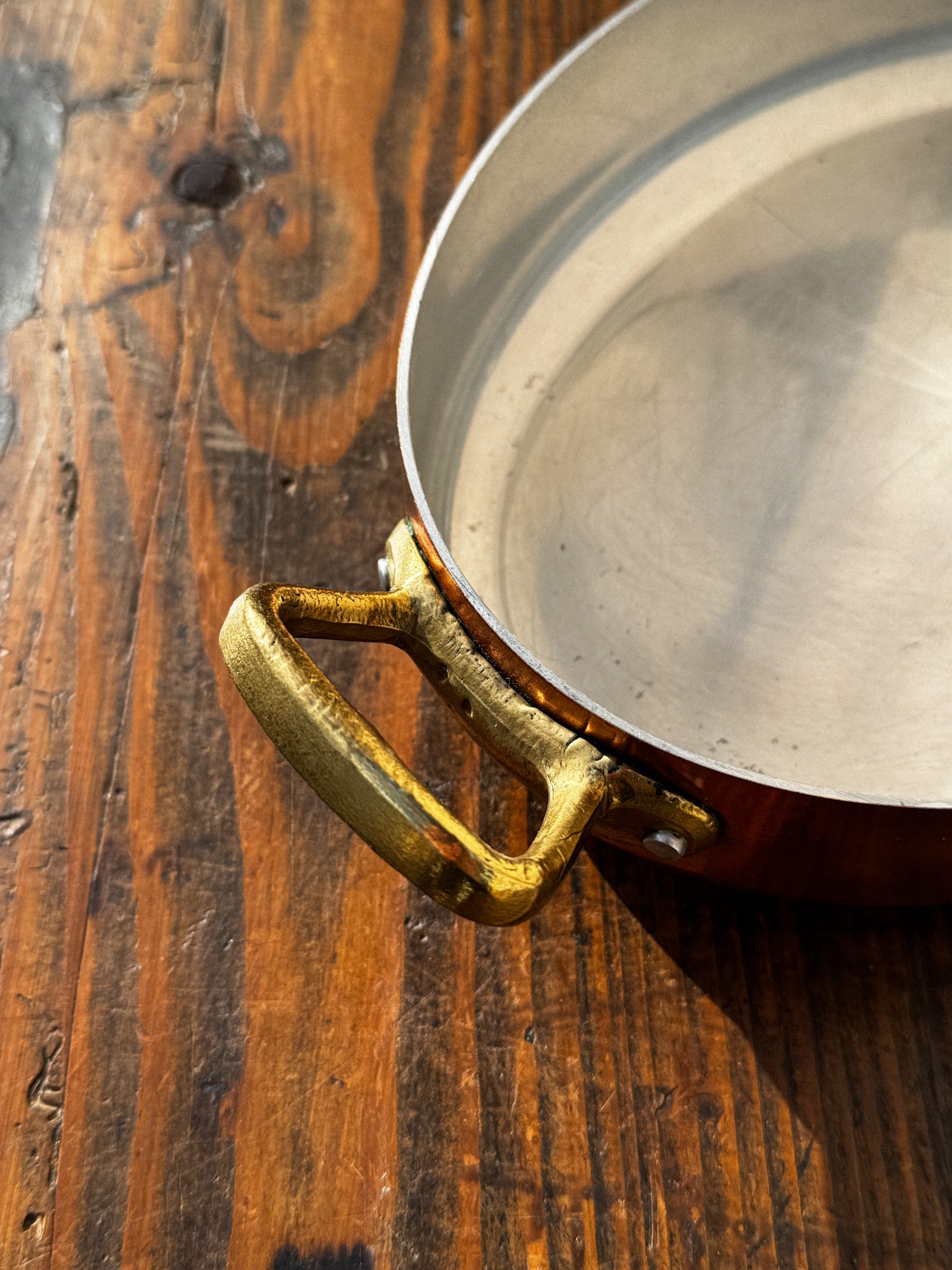 Měděný menší oválný pekáč s pokličkou a držadly