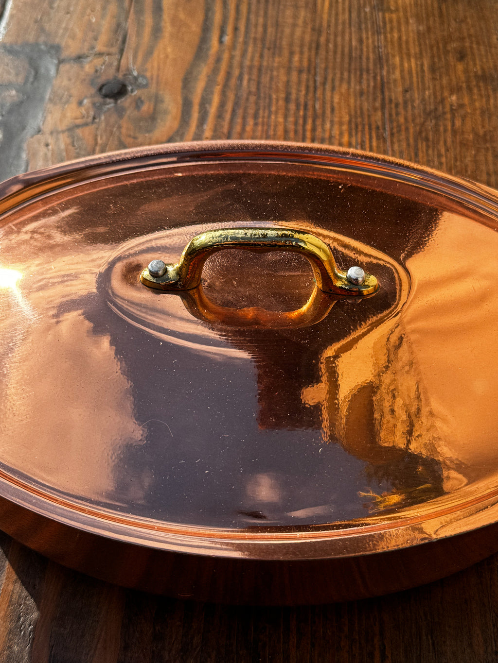 Měděný menší oválný pekáč s pokličkou a držadly