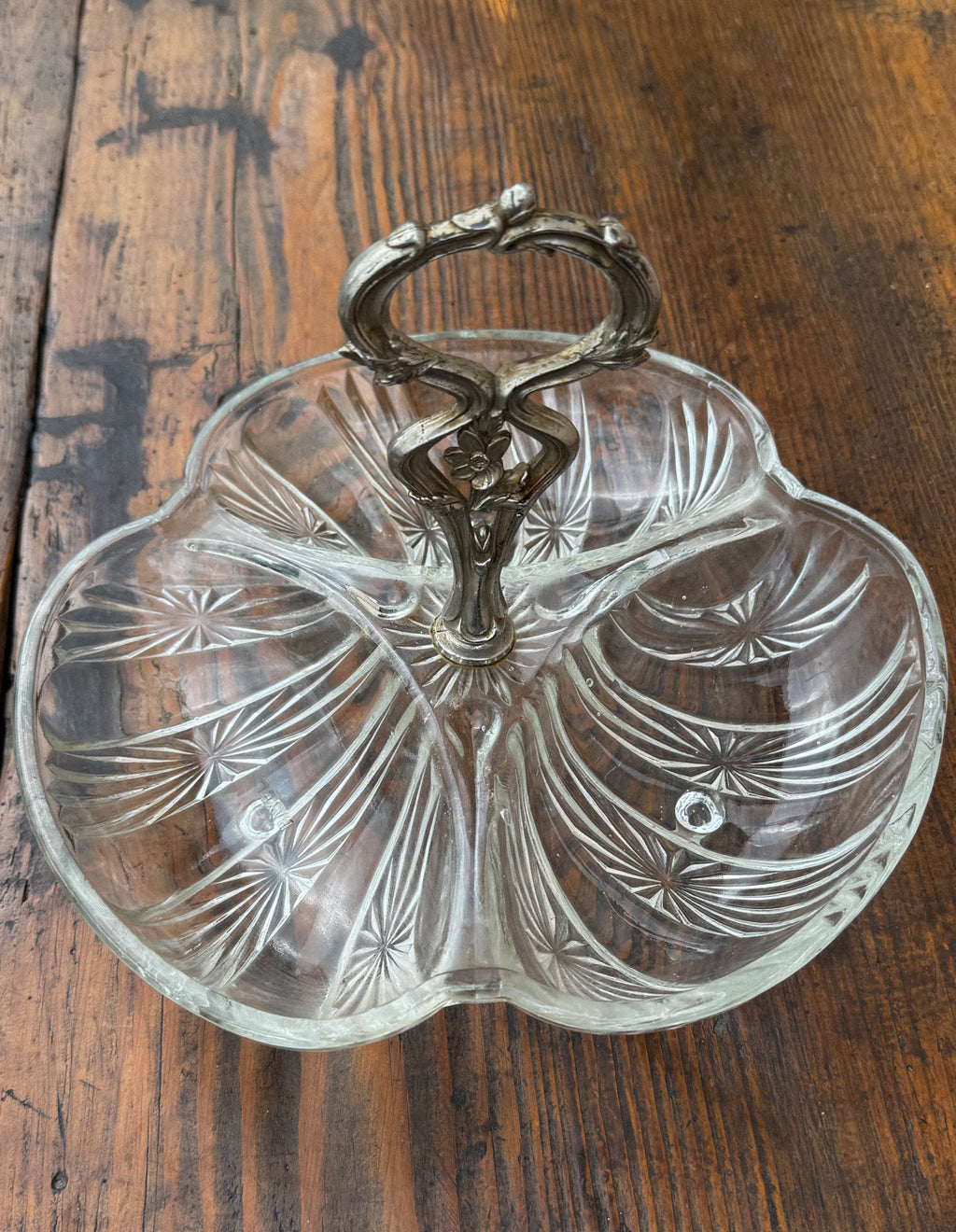 Skleněná trojdílná servírovací miska s kovovým držákem