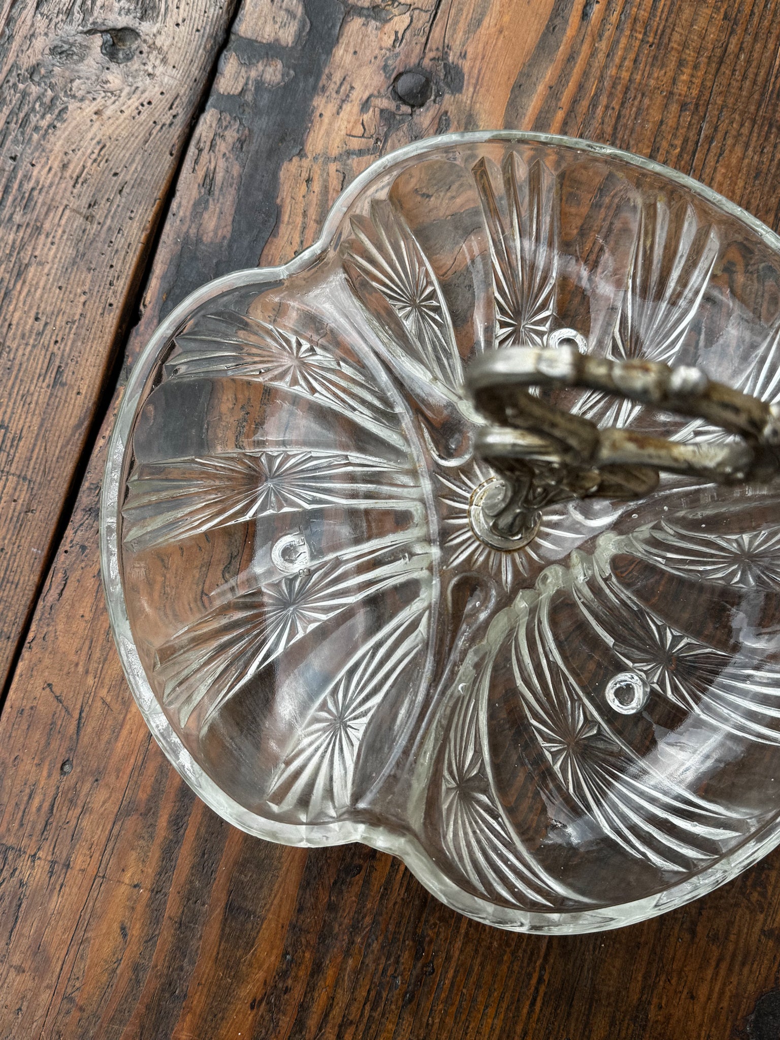 Skleněná trojdílná servírovací miska s kovovým držákem