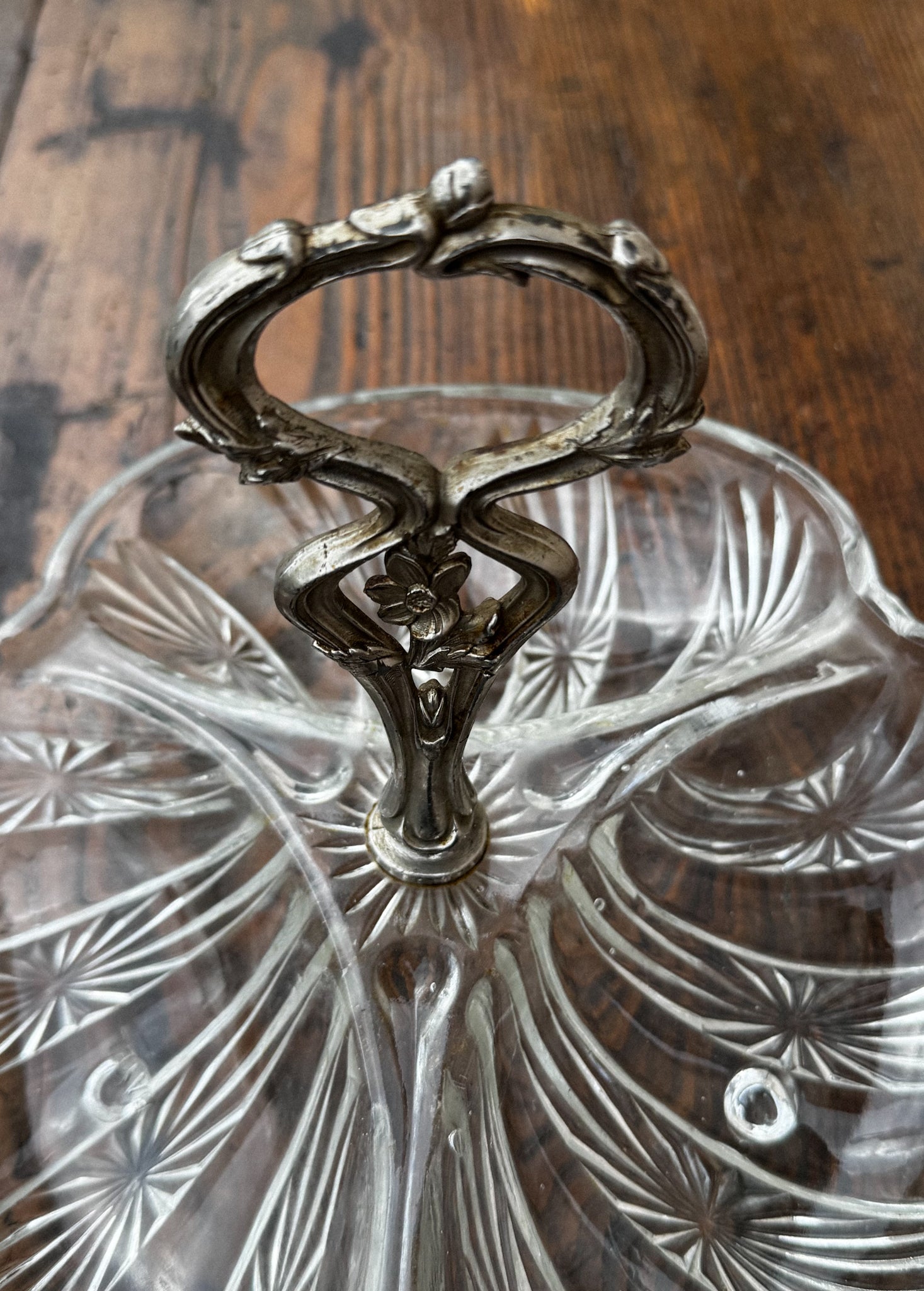 Skleněná trojdílná servírovací miska s kovovým držákem