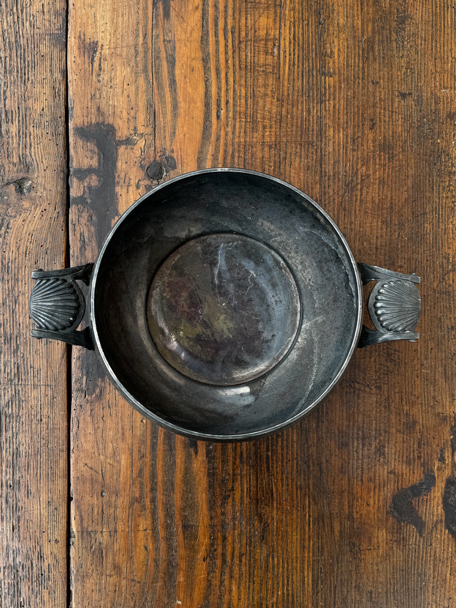 Kovová miska s úchyty ve tvaru mušlí