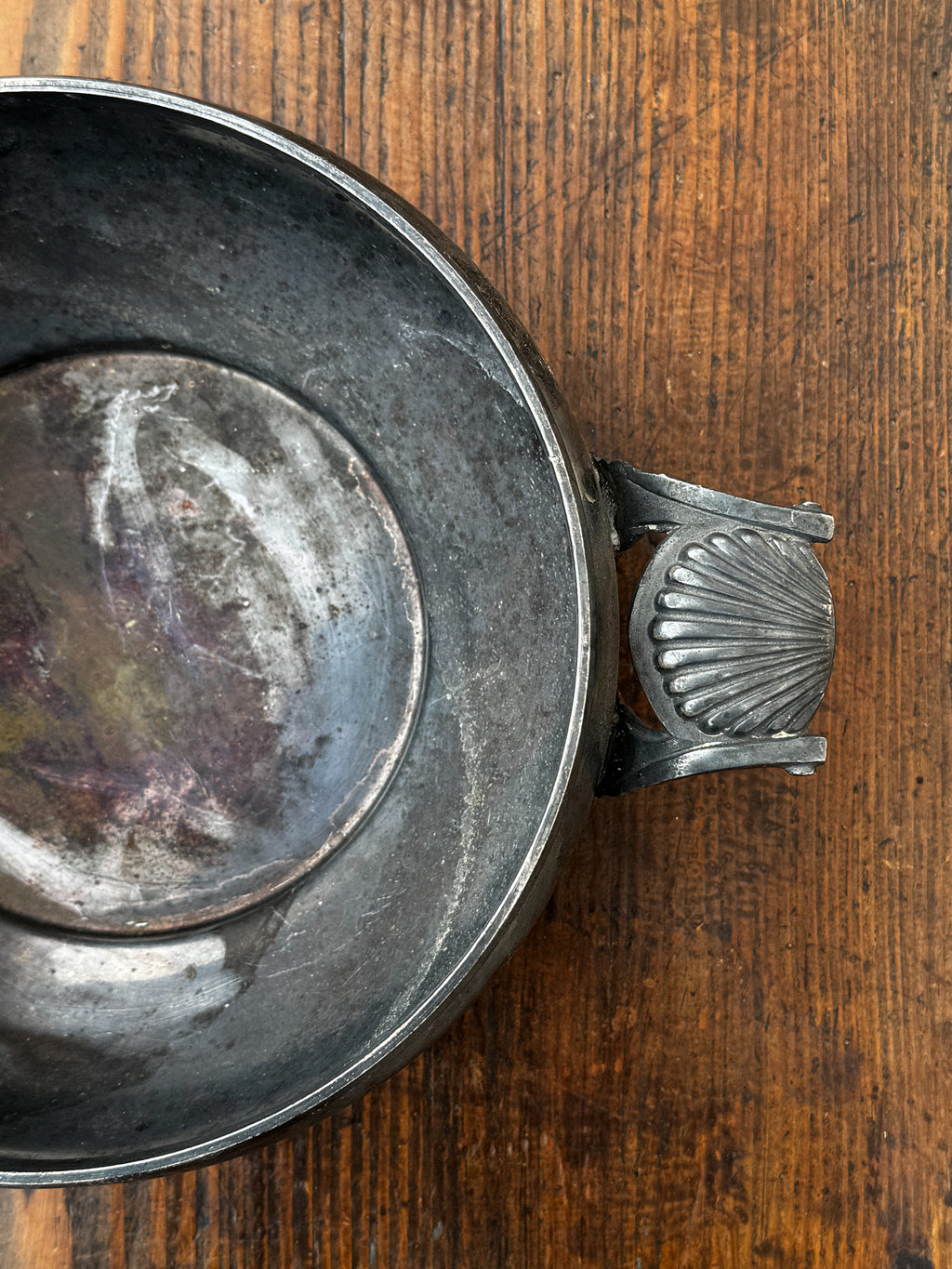 Kovová miska s úchyty ve tvaru mušlí