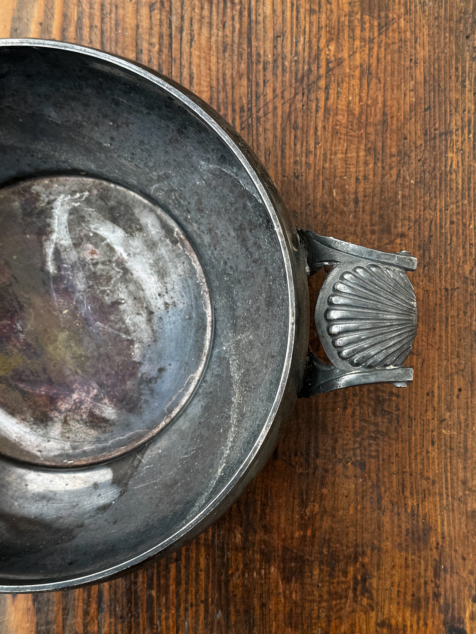 Kovová miska s úchyty ve tvaru mušlí