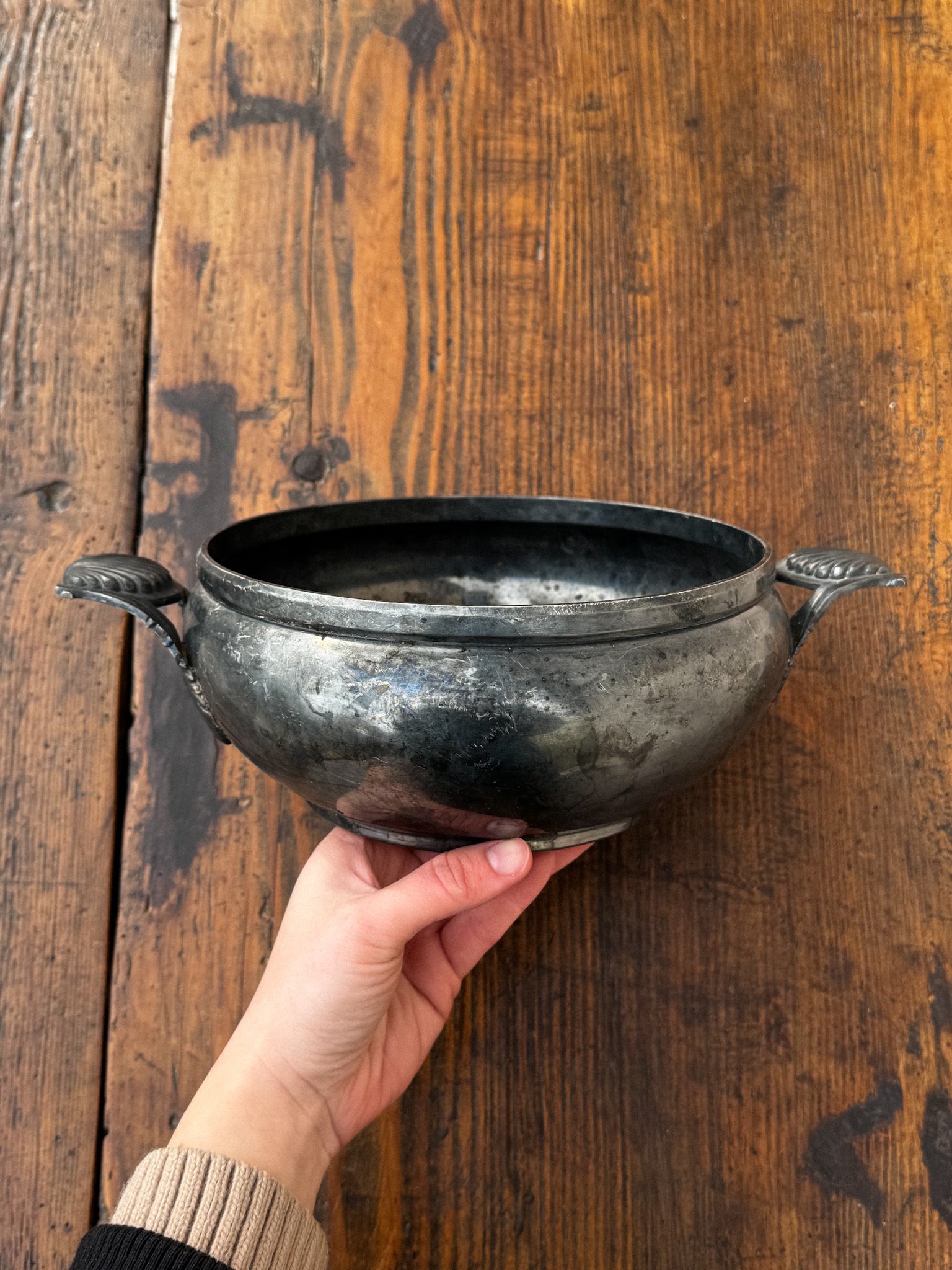 Kovová miska s úchyty ve tvaru mušlí