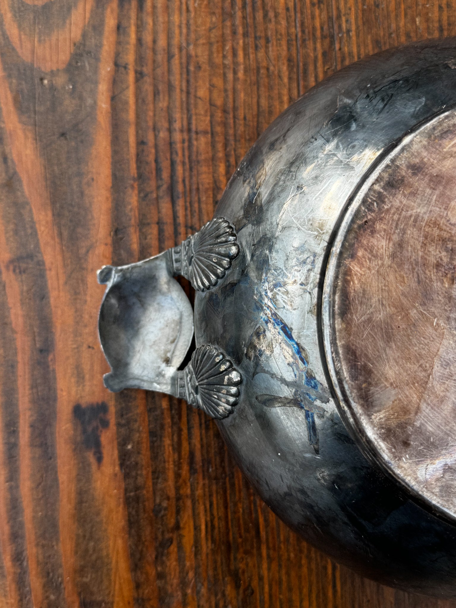 Kovová miska s úchyty ve tvaru mušlí