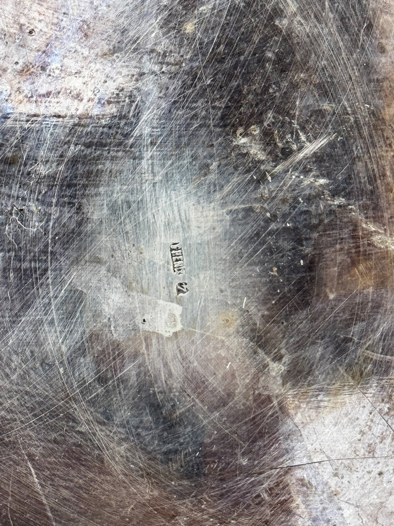 Kovová miska s úchyty ve tvaru mušlí