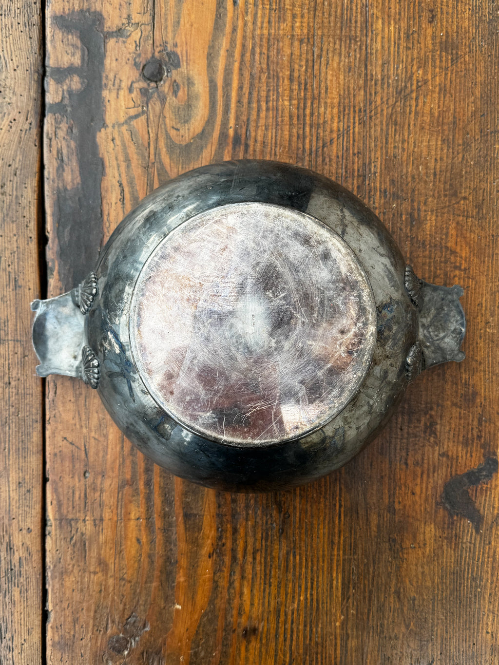 Kovová miska s úchyty ve tvaru mušlí