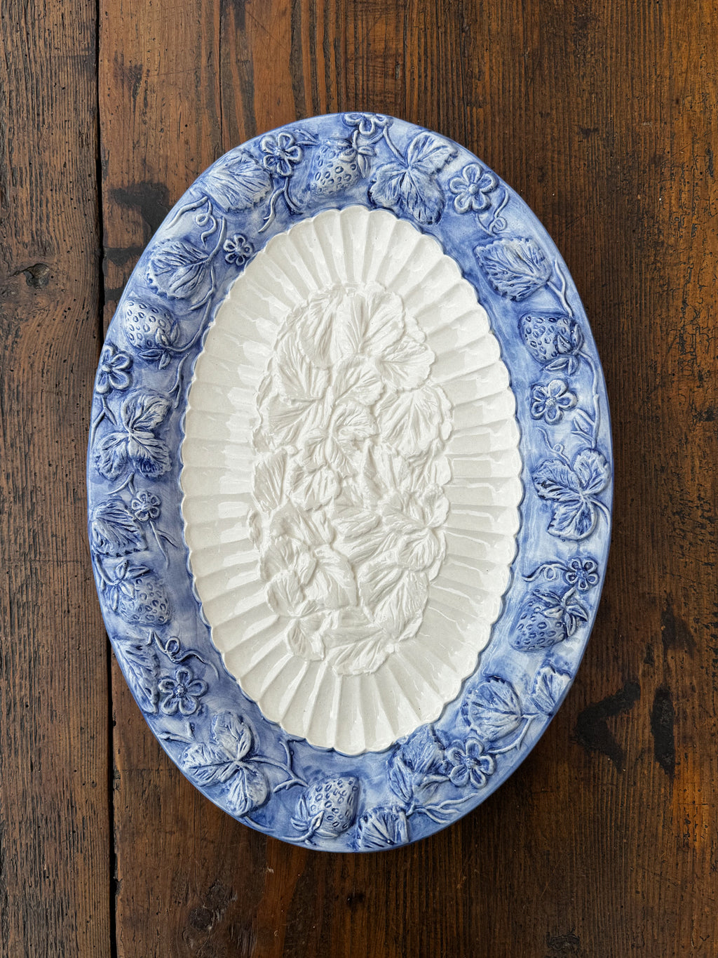 Oválný portugalský talíř s plastickým reliéfem