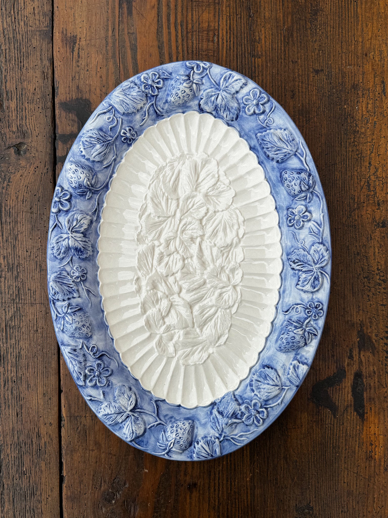 Oválný portugalský talíř s plastickým reliéfem