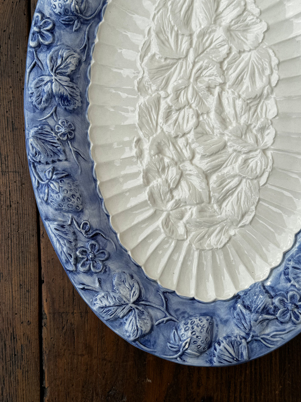 Oválný portugalský talíř s plastickým reliéfem