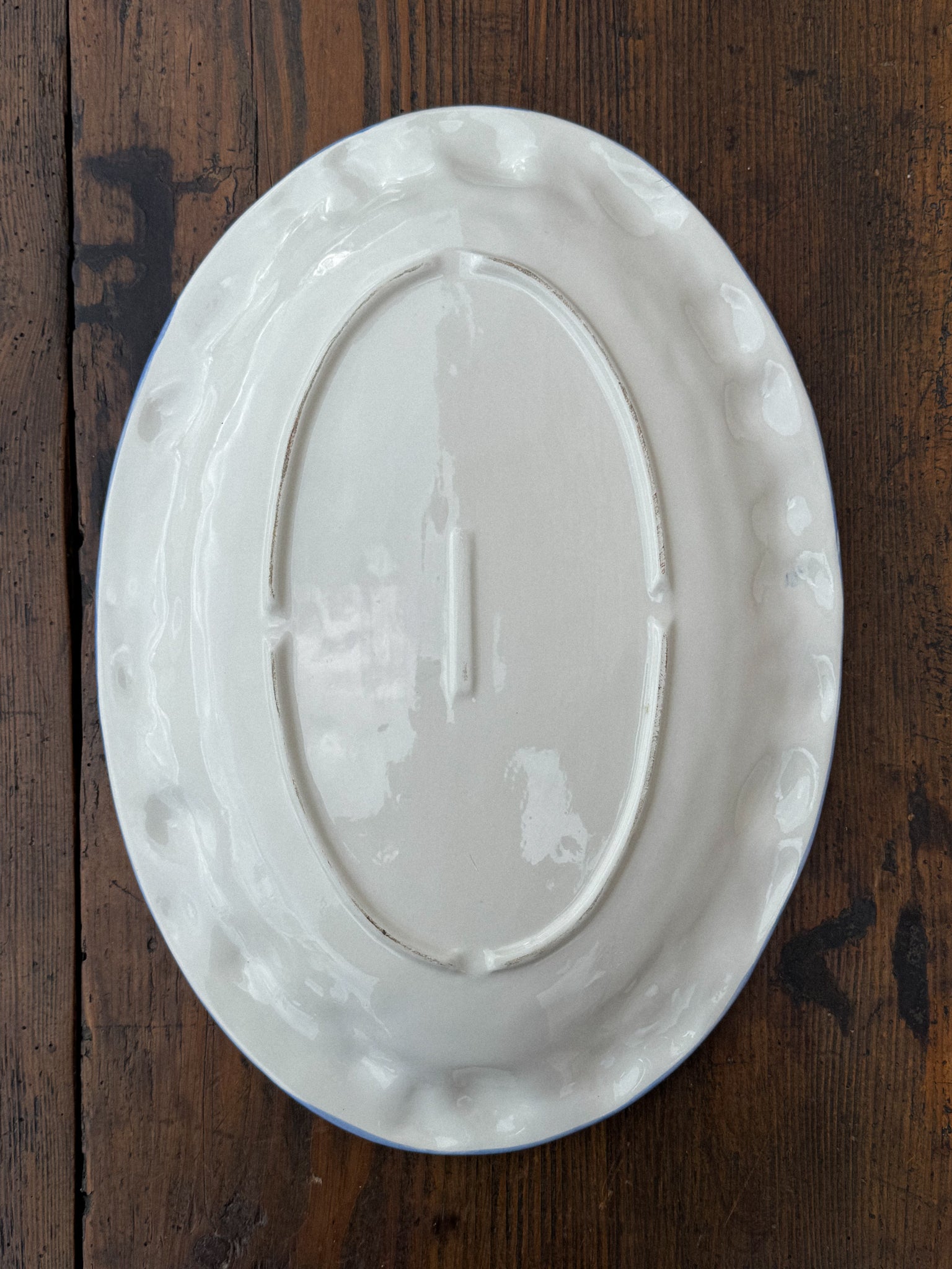 Oválný portugalský talíř s plastickým reliéfem