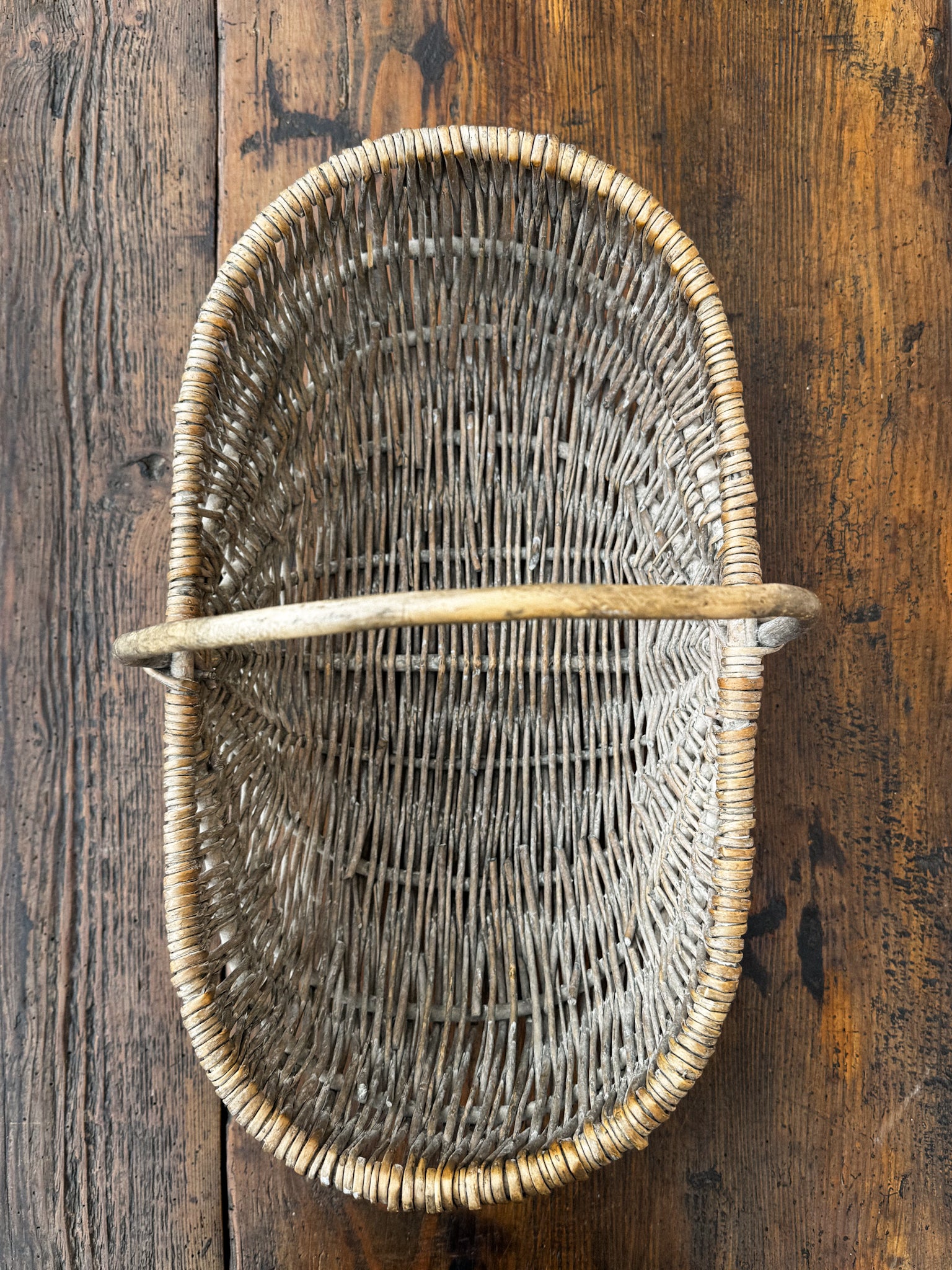 Velký světlý proutěný košík s uchem