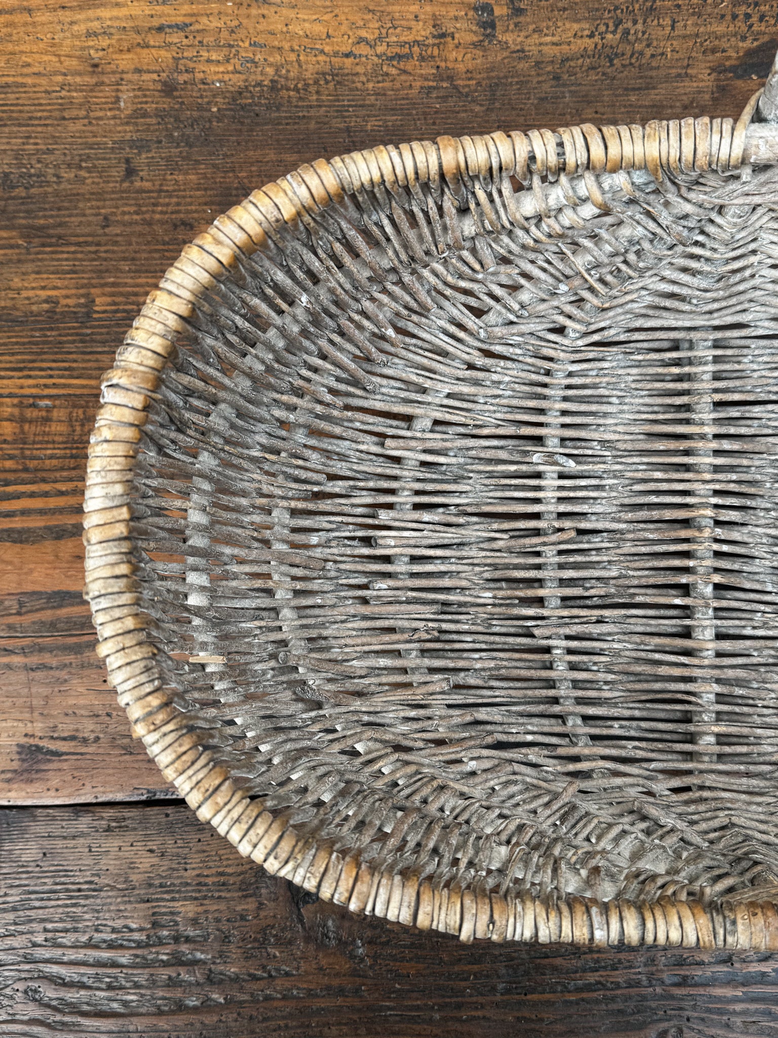 Velký světlý proutěný košík s uchem