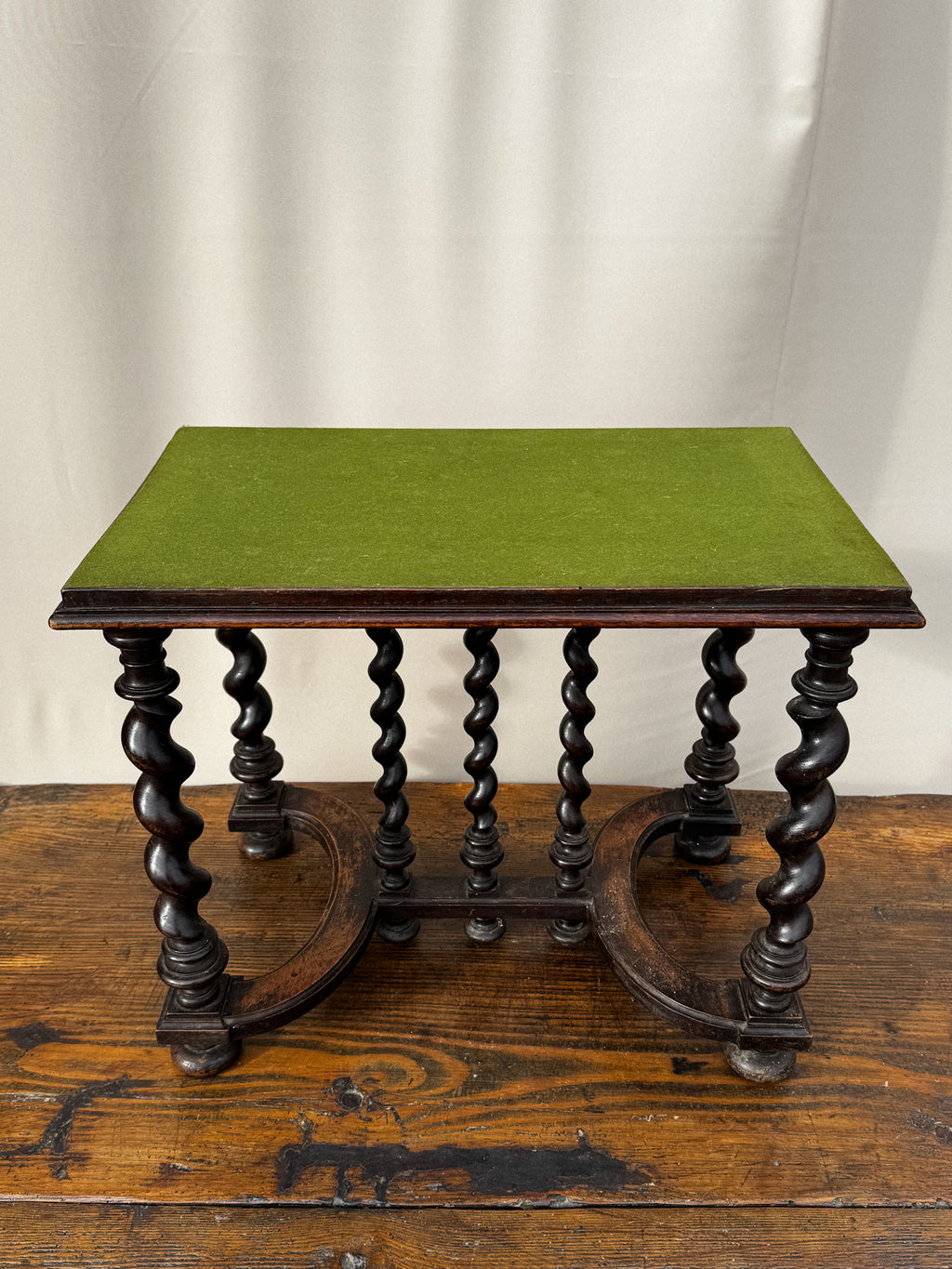 Dřevěná stolička s točenými nohami a zeleným potahem 19. století