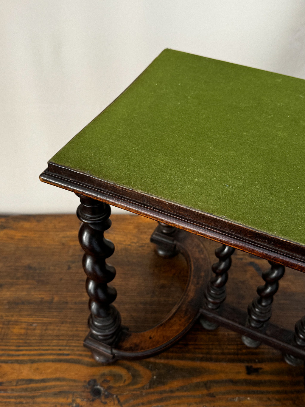 Dřevěná stolička s točenými nohami a zeleným potahem 19. století