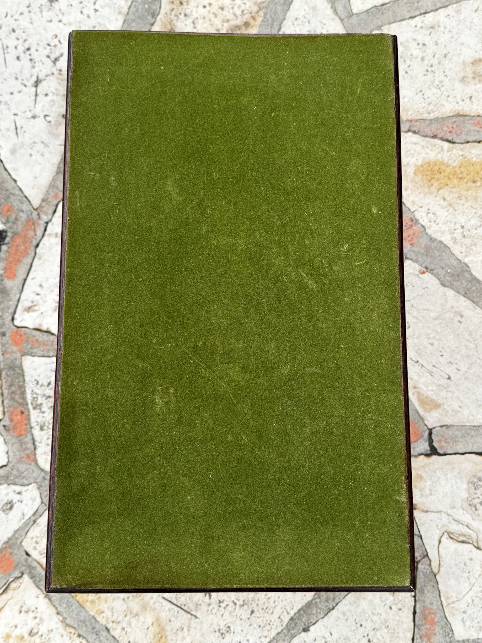 Dřevěná stolička s točenými nohami a zeleným potahem 19. století