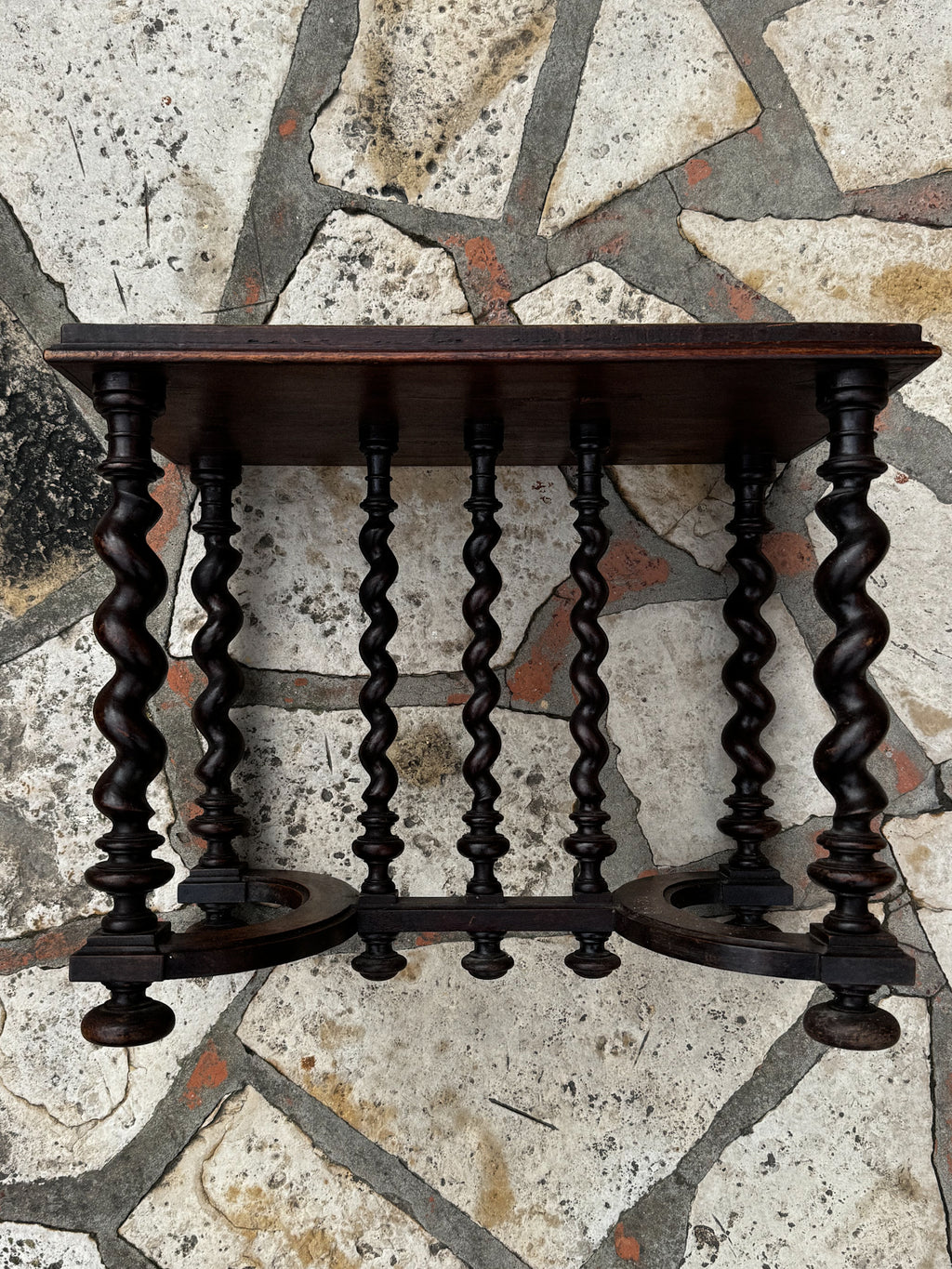 Dřevěná stolička s točenými nohami a zeleným potahem 19. století