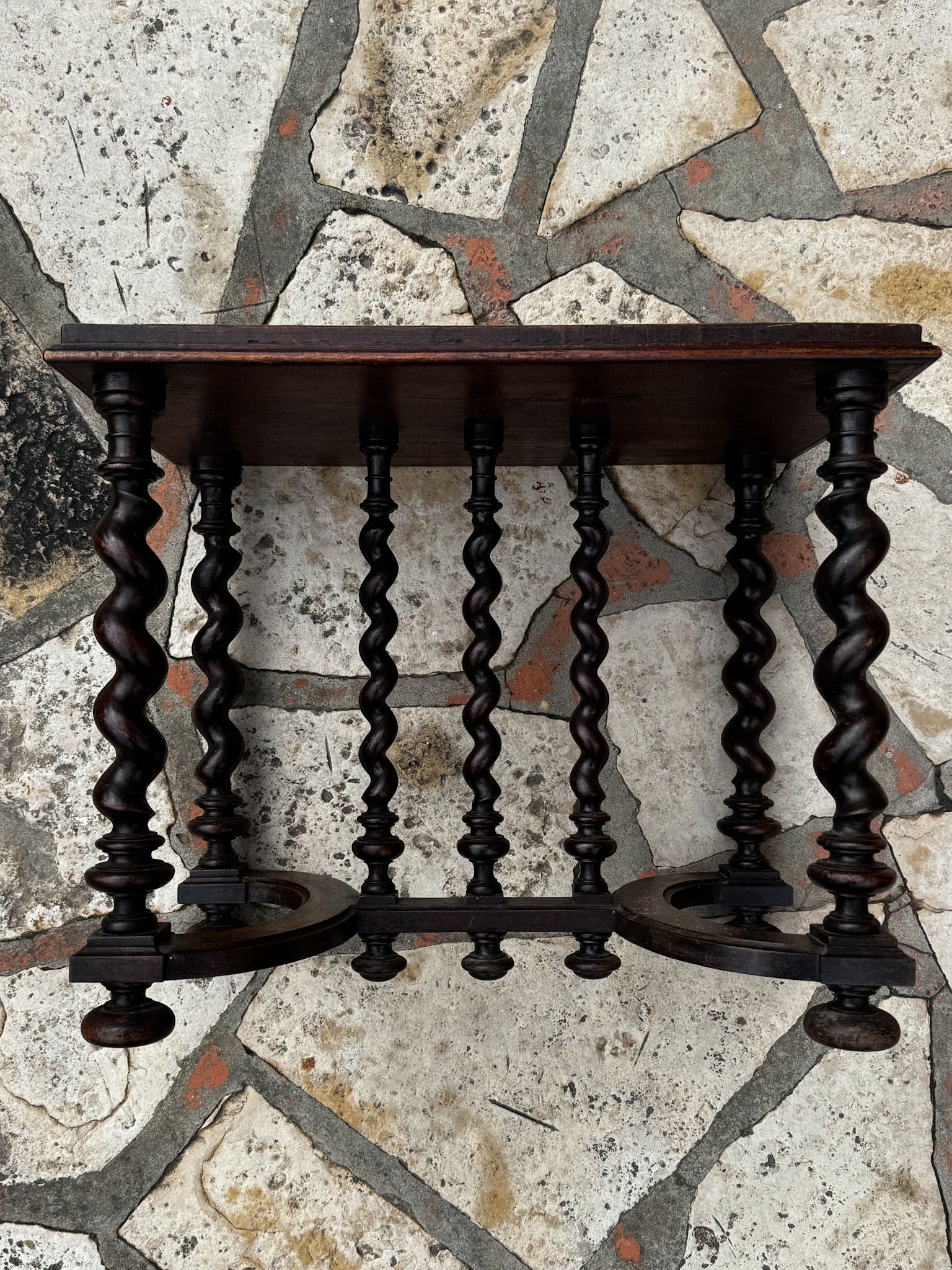 Dřevěná stolička s točenými nohami a zeleným potahem 19. století