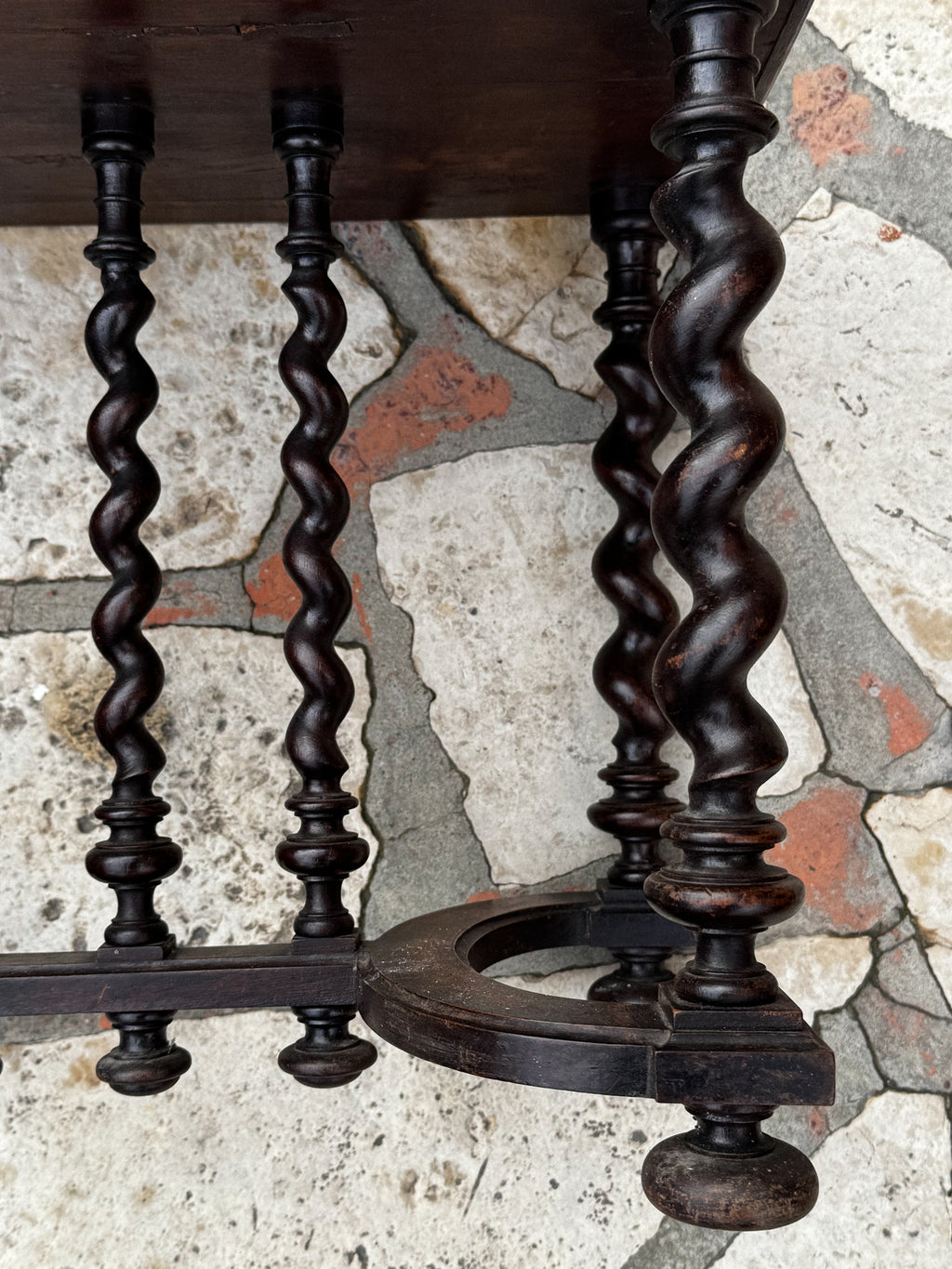 Dřevěná stolička s točenými nohami a zeleným potahem 19. století