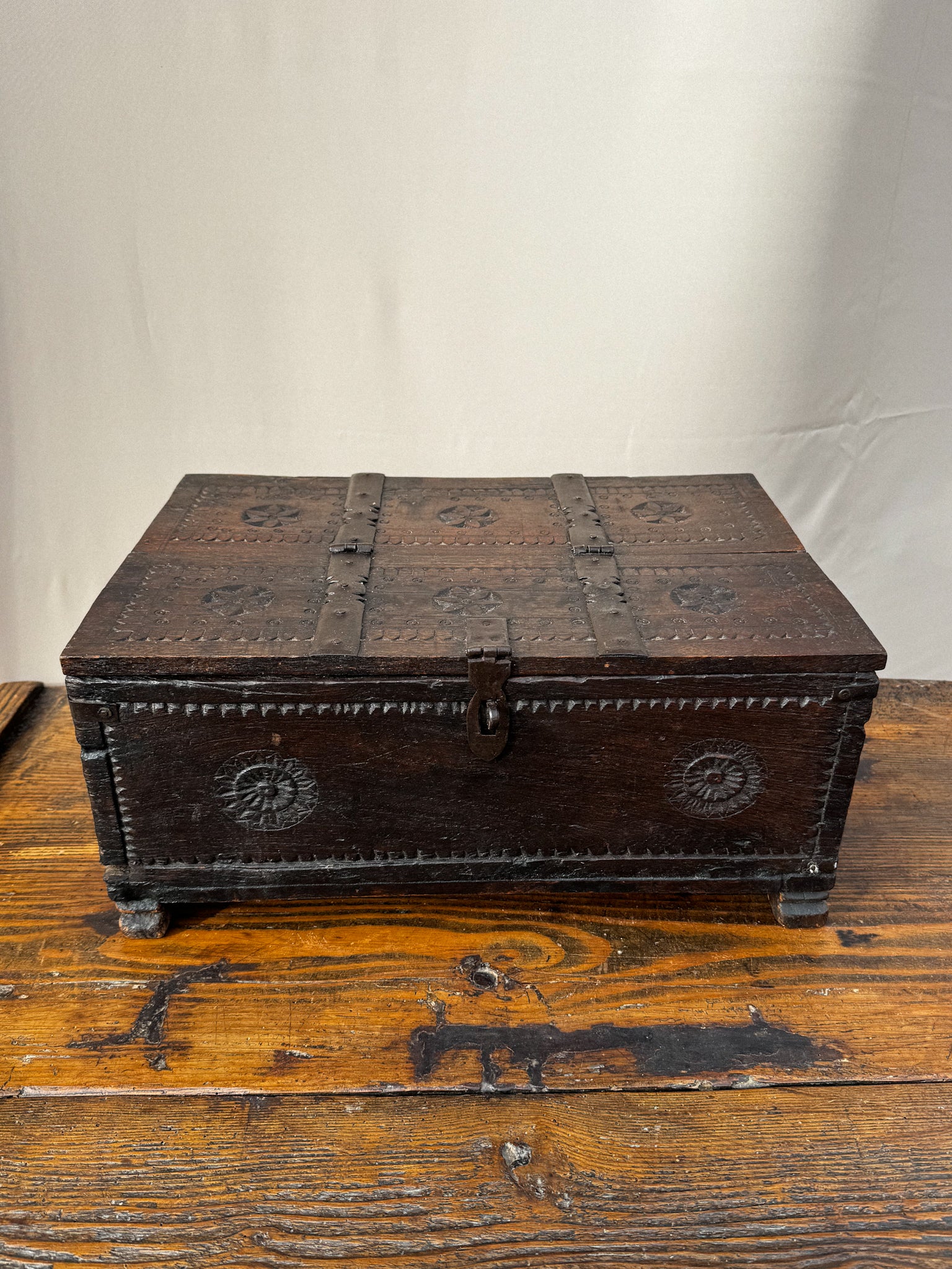 Vyřezávaná dřevěná truhla z konce 18. století