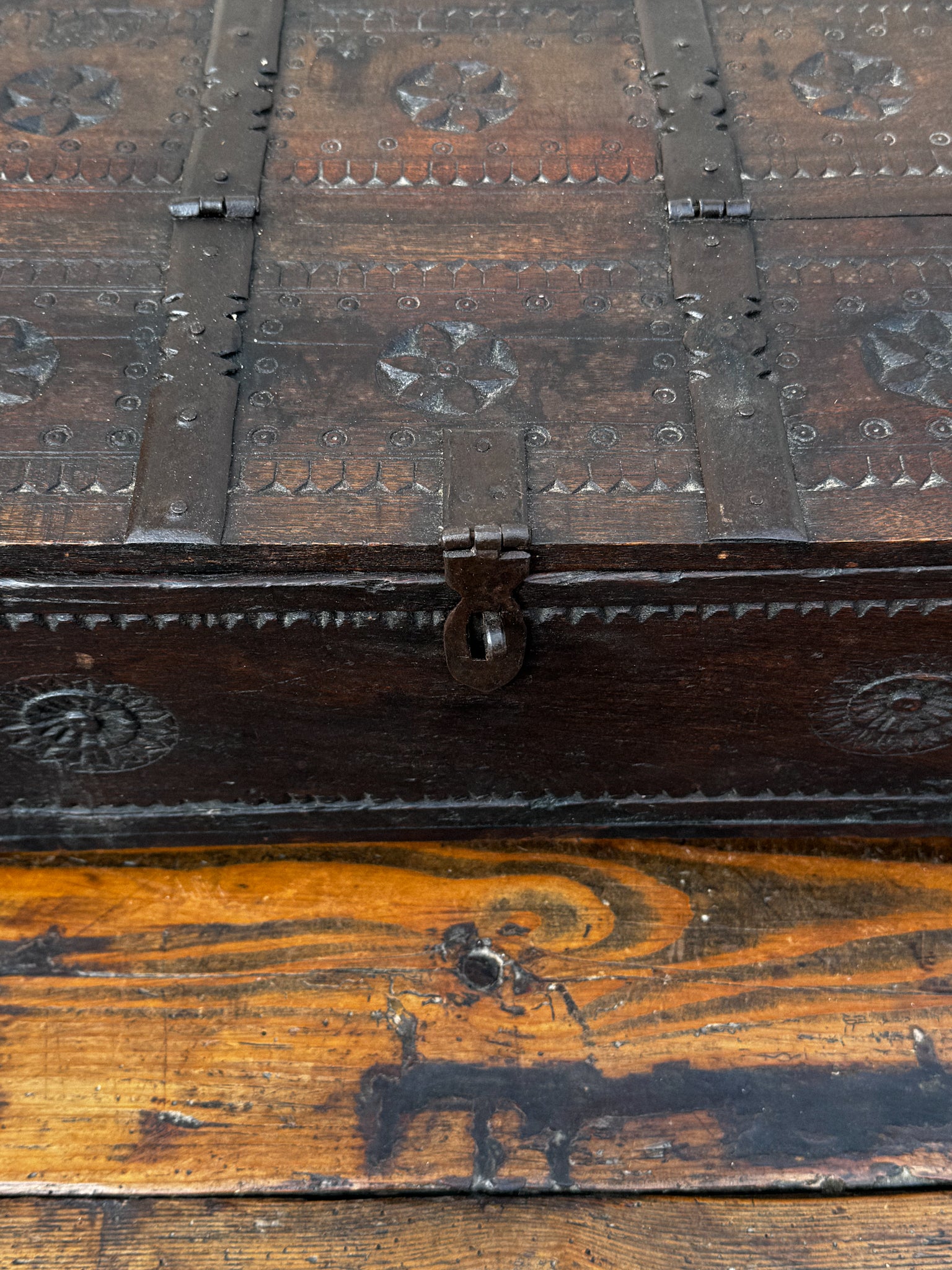 Vyřezávaná dřevěná truhla z konce 18. století