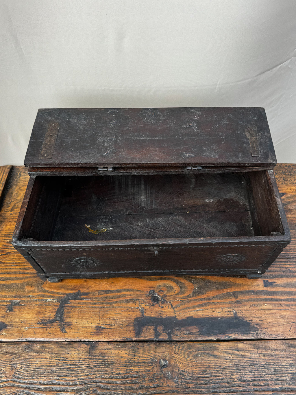 Vyřezávaná dřevěná truhla z konce 18. století