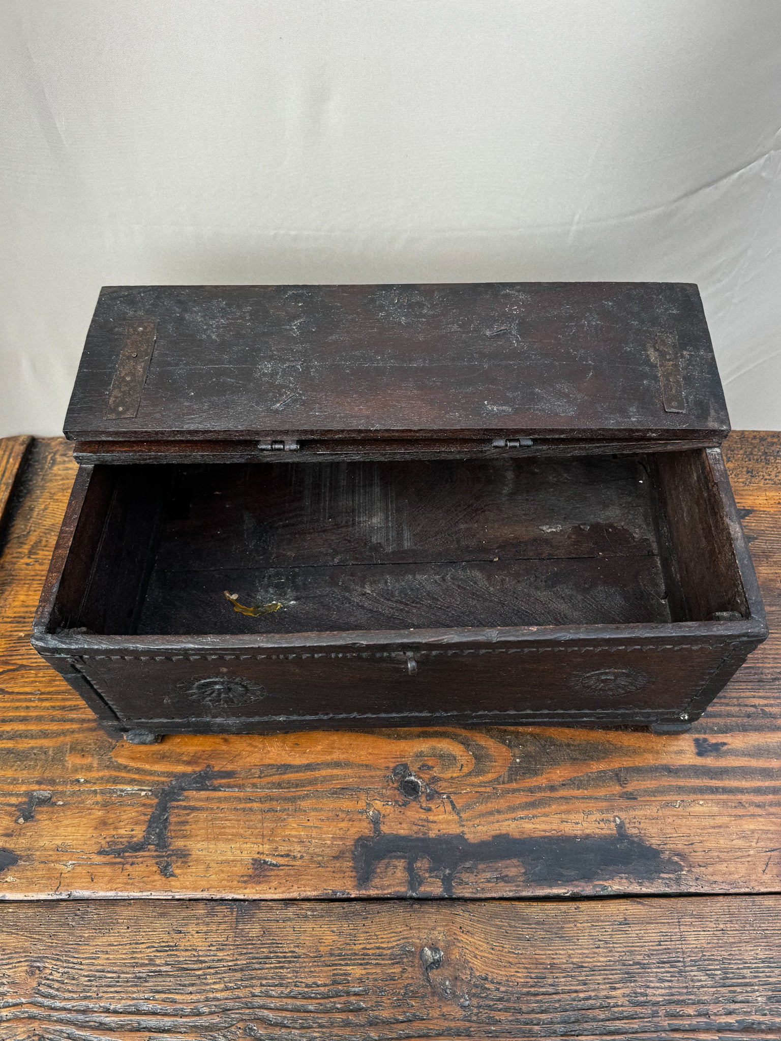 Vyřezávaná dřevěná truhla z konce 18. století