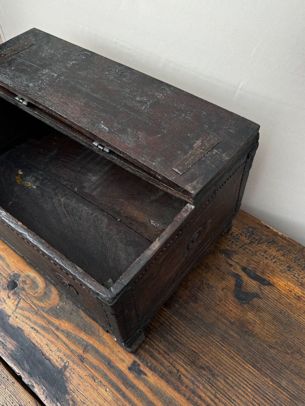 Vyřezávaná dřevěná truhla z konce 18. století