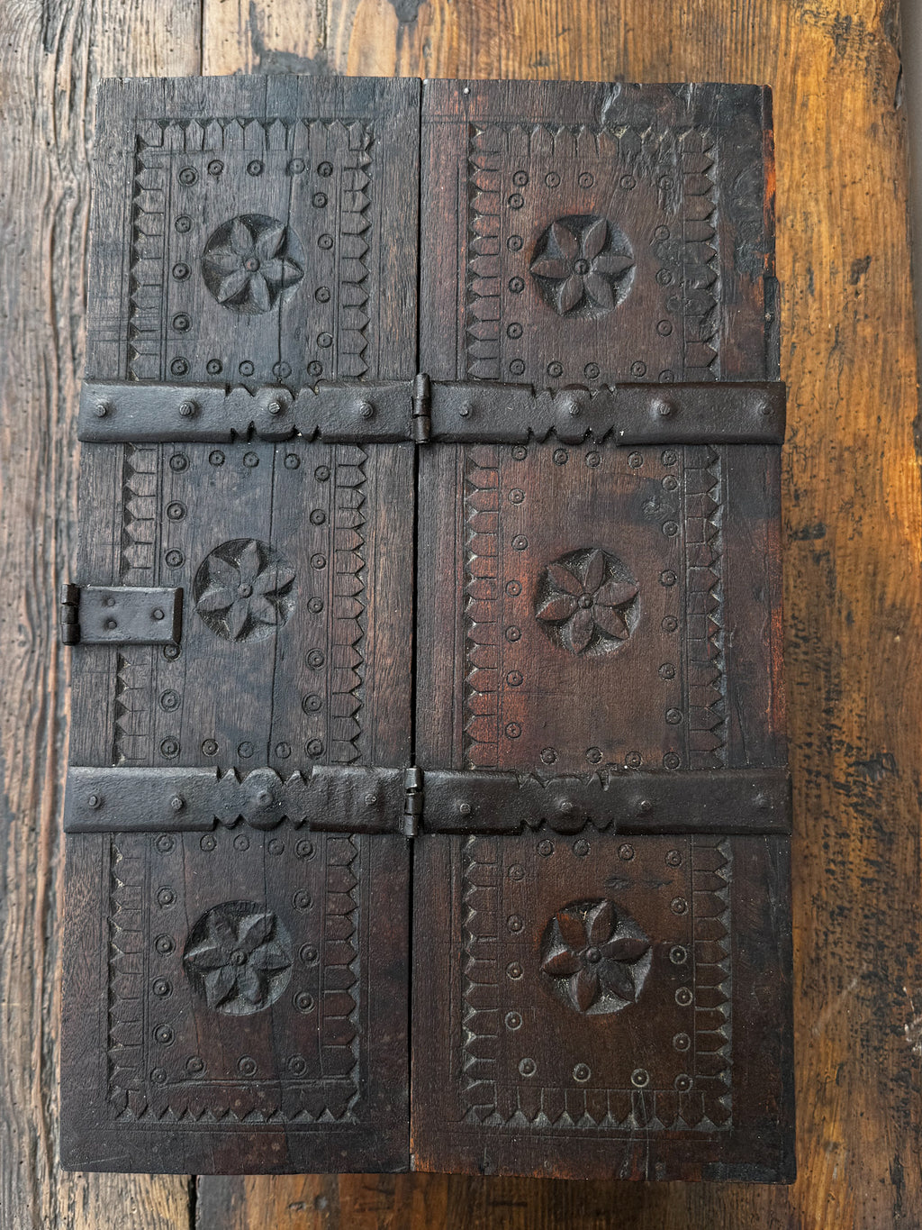 Vyřezávaná dřevěná truhla z konce 18. století