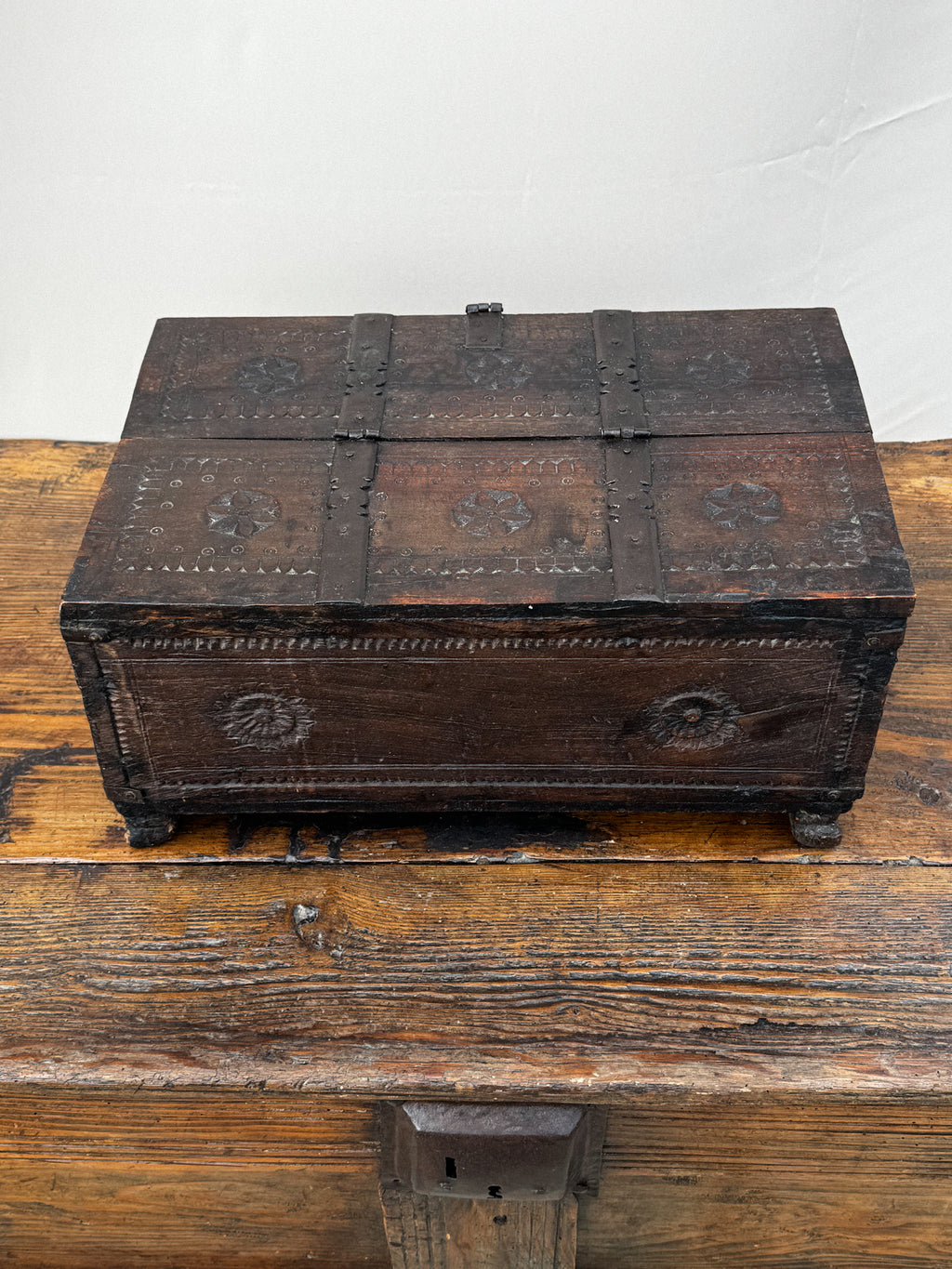 Vyřezávaná dřevěná truhla z konce 18. století