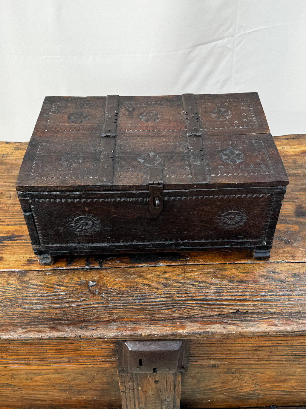 Vyřezávaná dřevěná truhla z konce 18. století