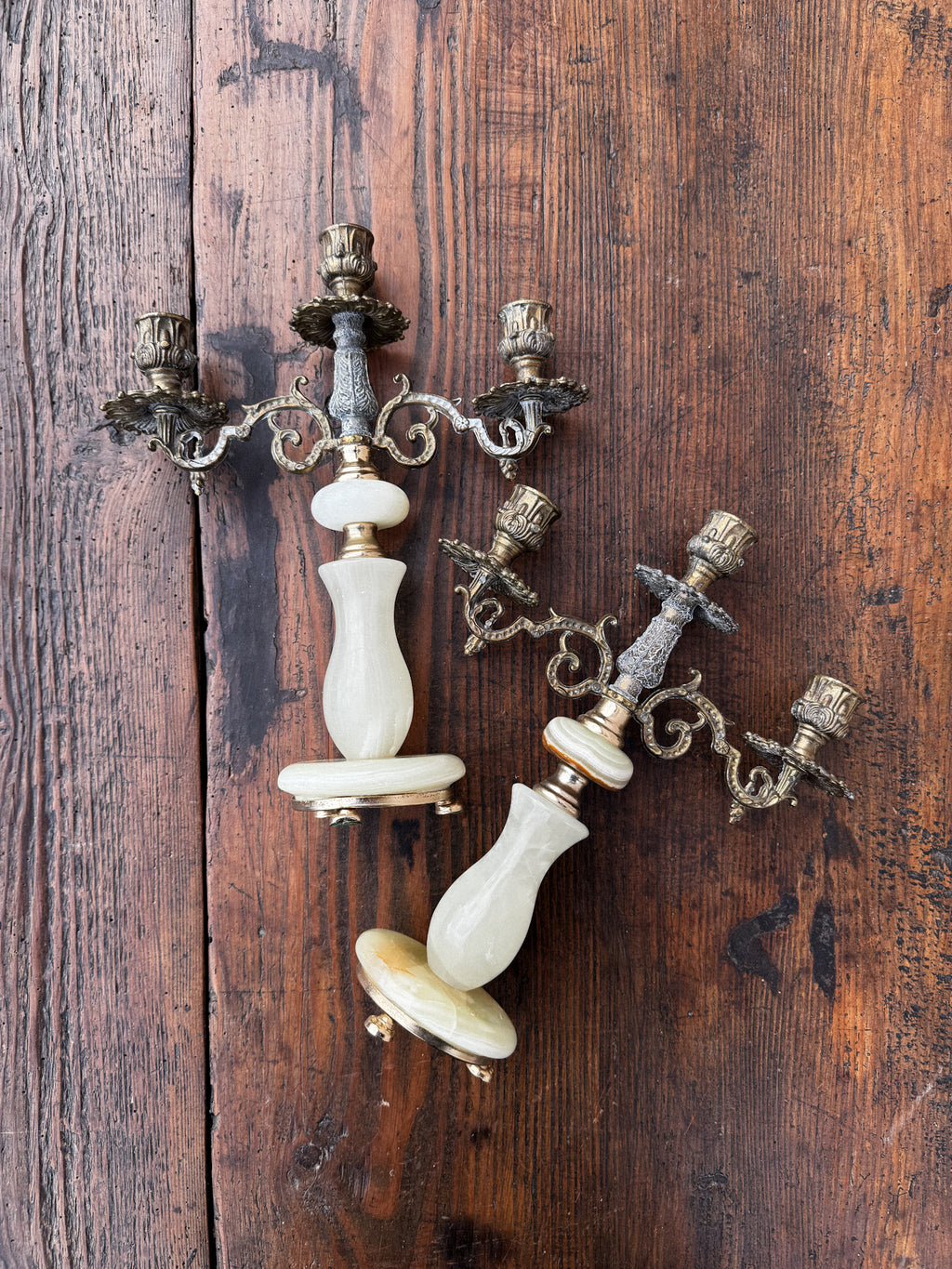 Párové svícny se zeleným onyxovým tělem a bohatě zdobenými rameny