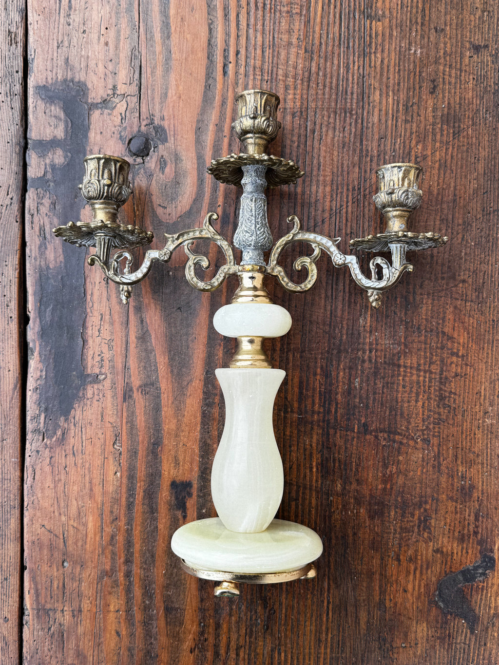 Párové svícny se zeleným onyxovým tělem a bohatě zdobenými rameny