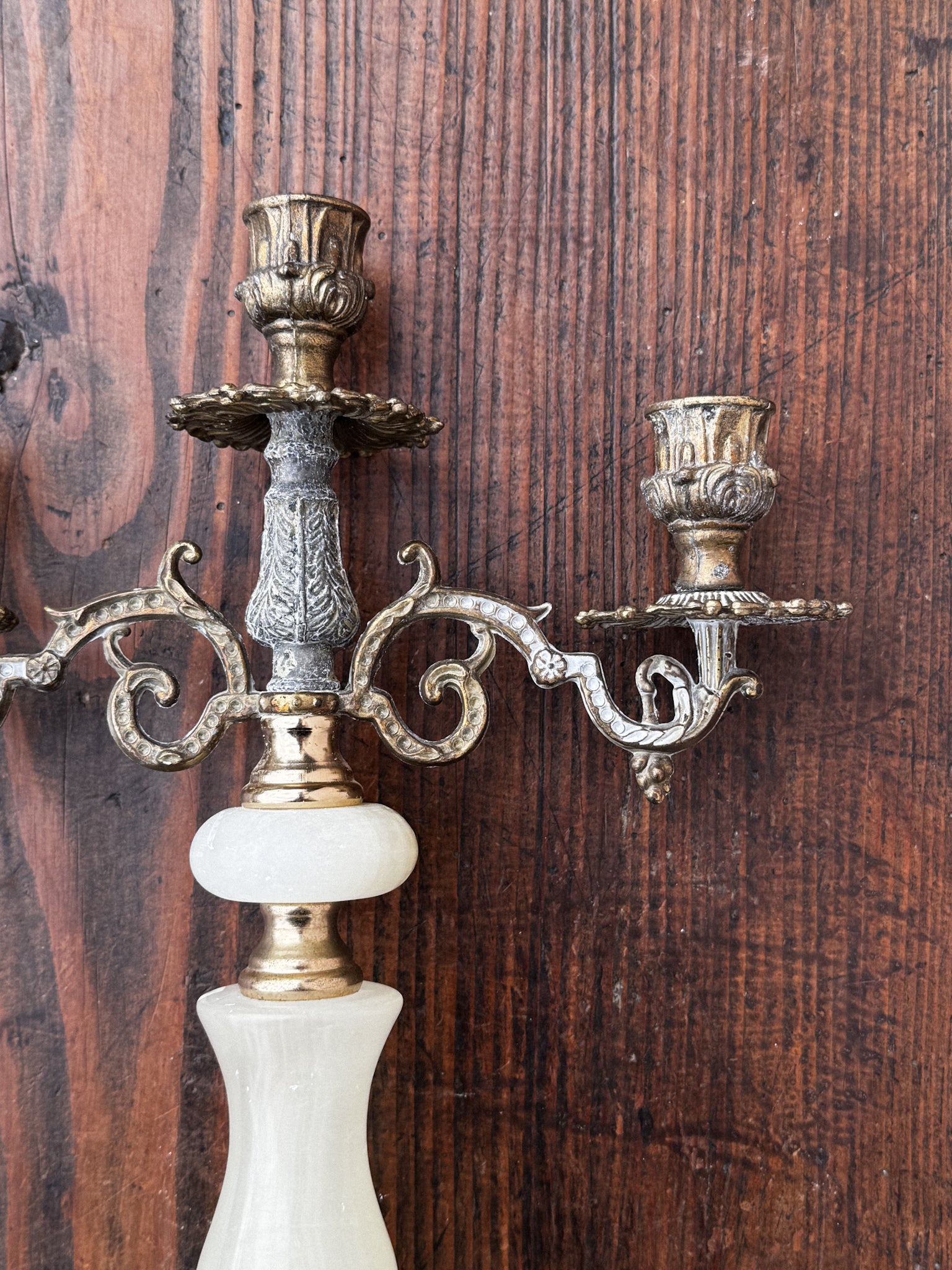 Párové svícny se zeleným onyxovým tělem a bohatě zdobenými rameny