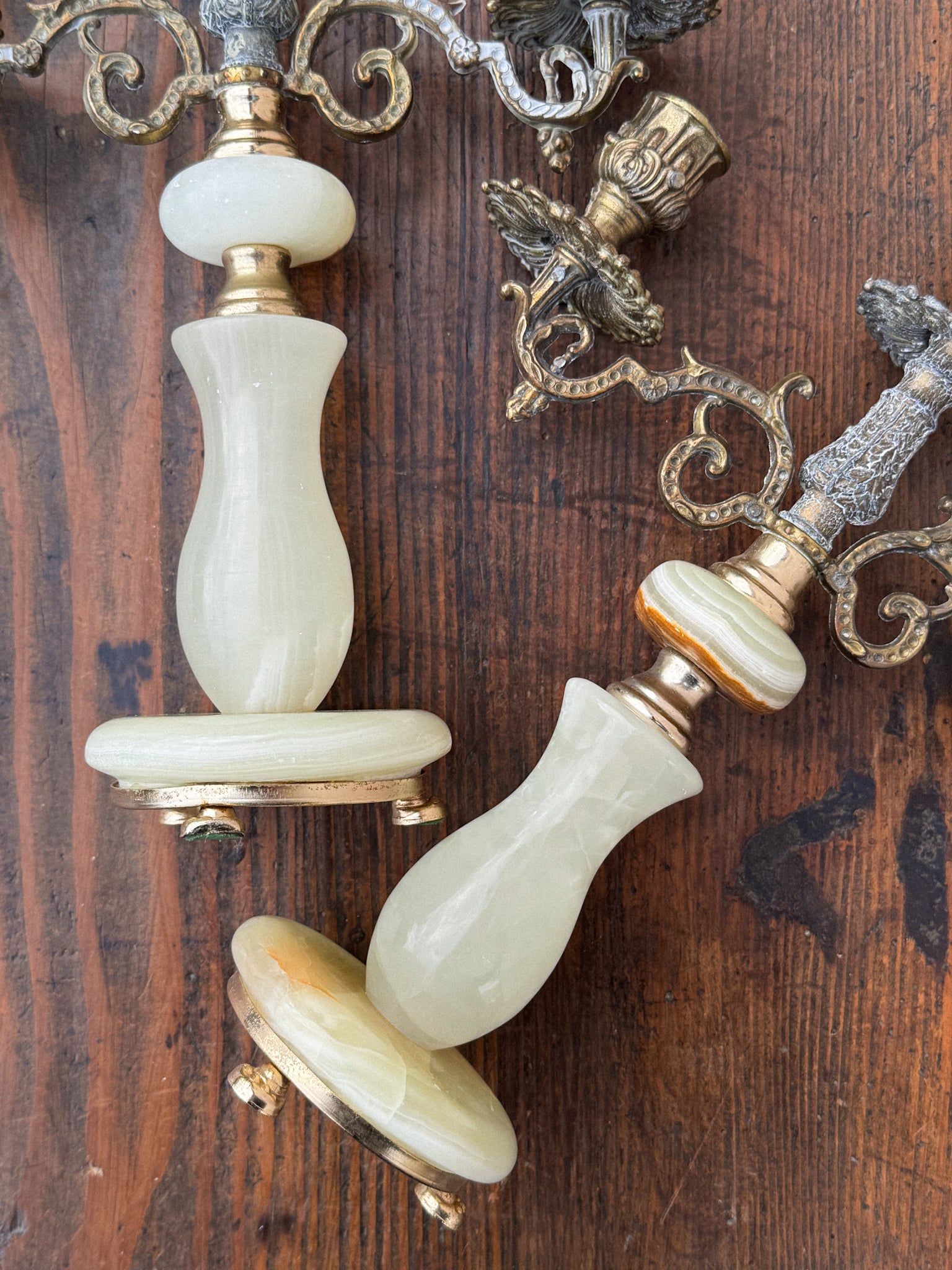 Párové svícny se zeleným onyxovým tělem a bohatě zdobenými rameny