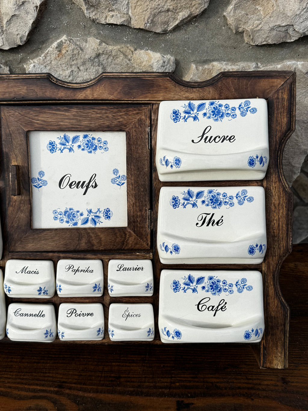 Francouzská dřevěná skříňka na koření