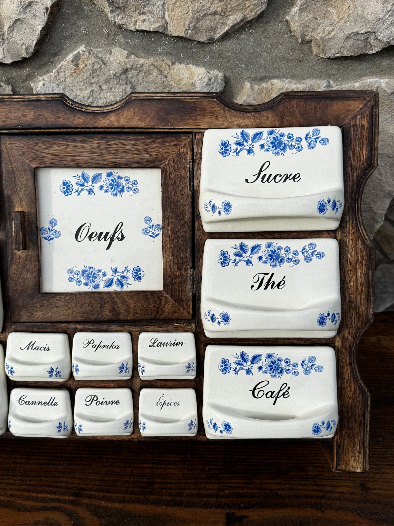 Francouzská dřevěná skříňka na koření