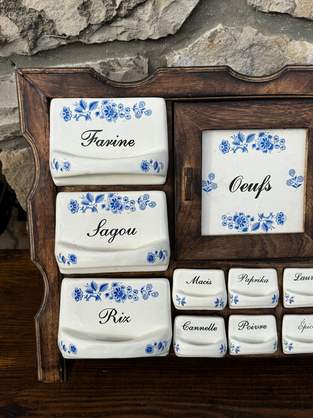 Francouzská dřevěná skříňka na koření