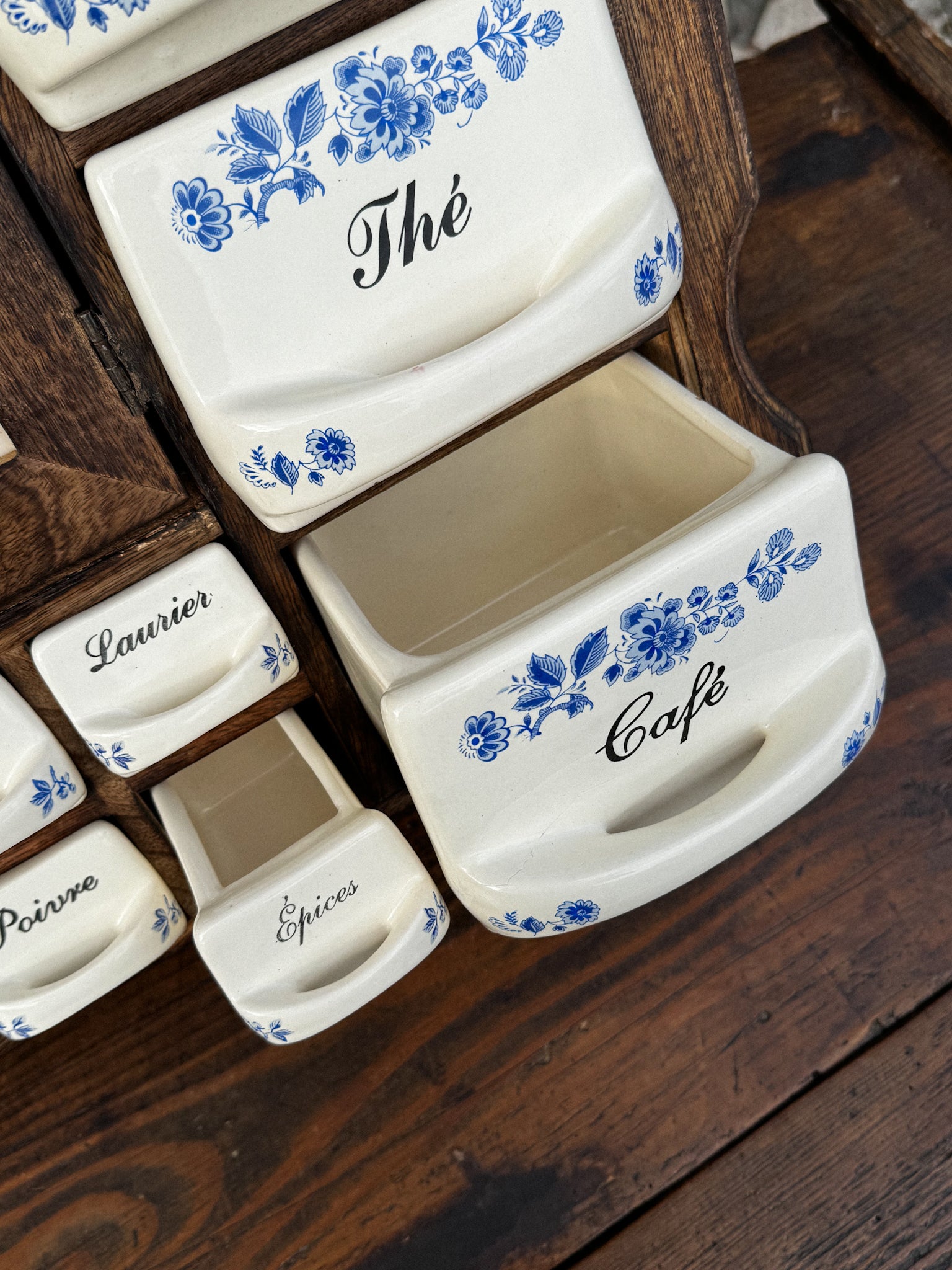 Francouzská dřevěná skříňka na koření