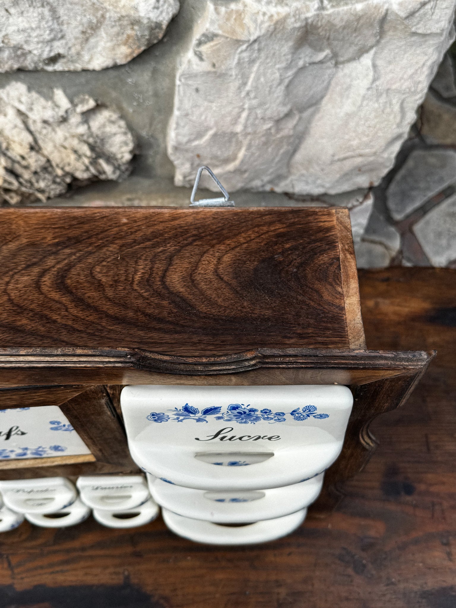 Francouzská dřevěná skříňka na koření