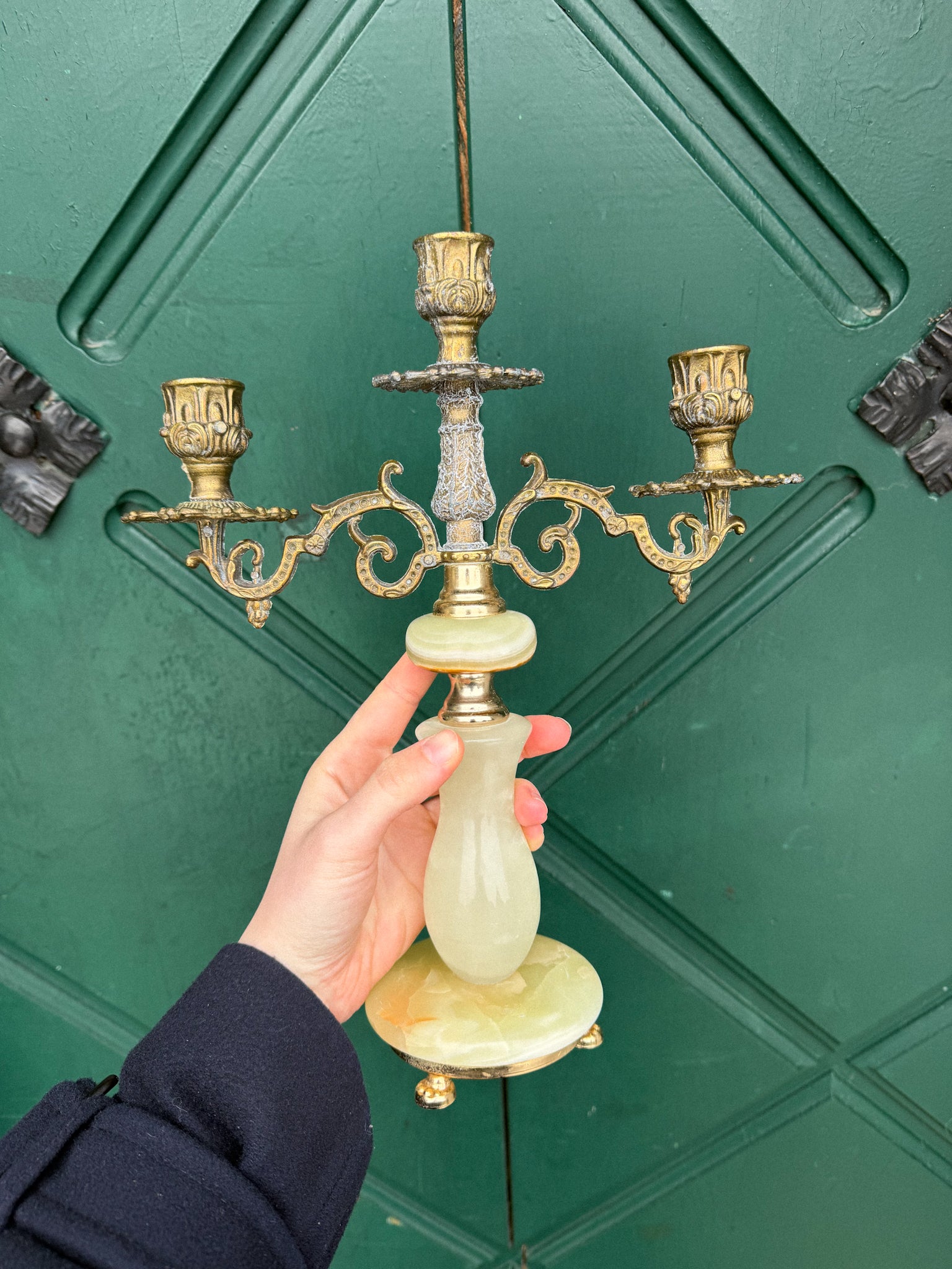 Párové svícny se zeleným onyxovým tělem a bohatě zdobenými rameny
