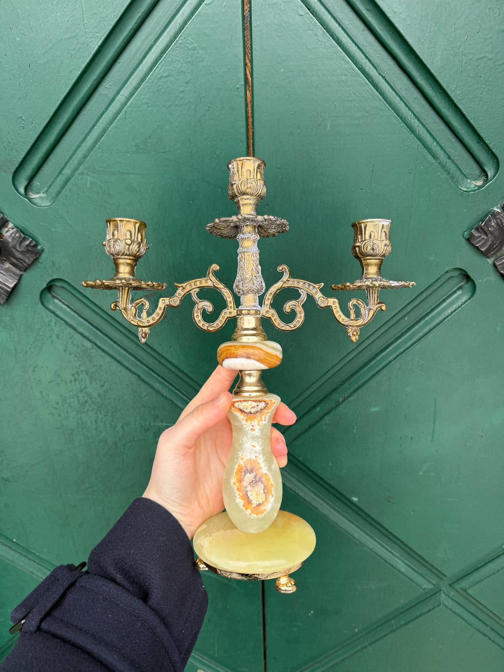 Párové svícny se zeleným onyxovým tělem a bohatě zdobenými rameny